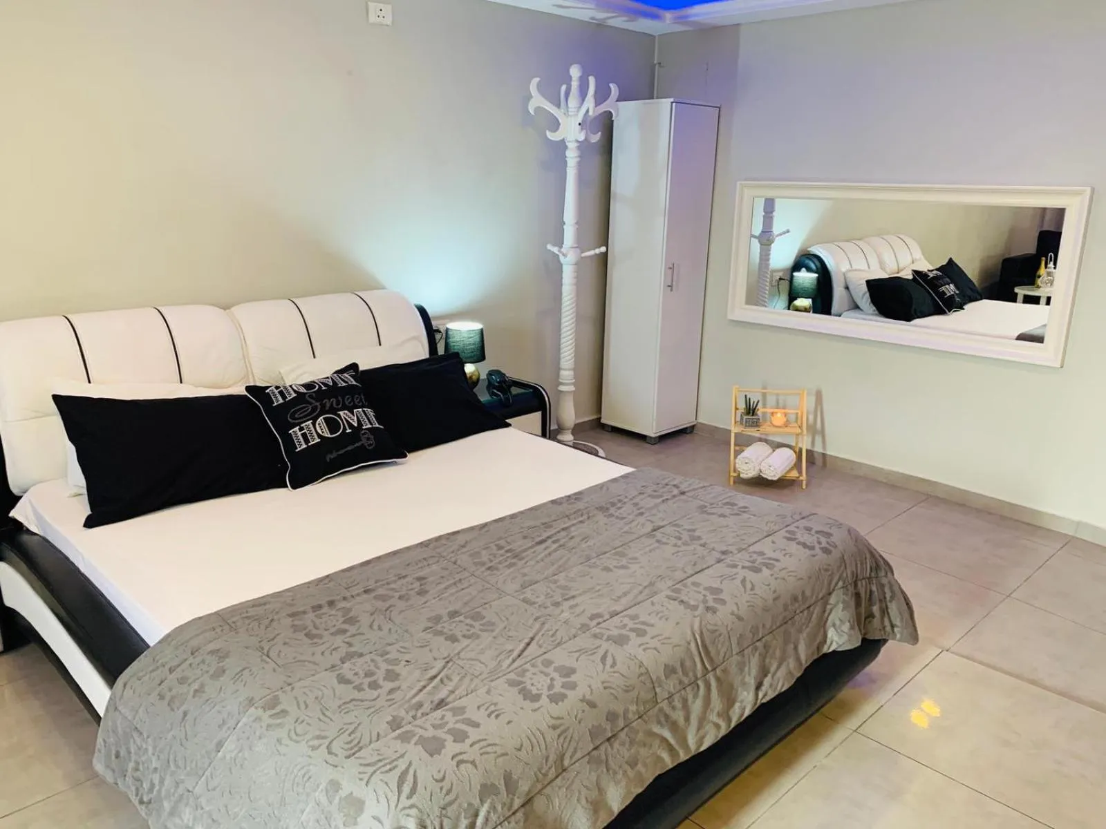 Photo of the whole room, Bed in Spat Rooms VIP