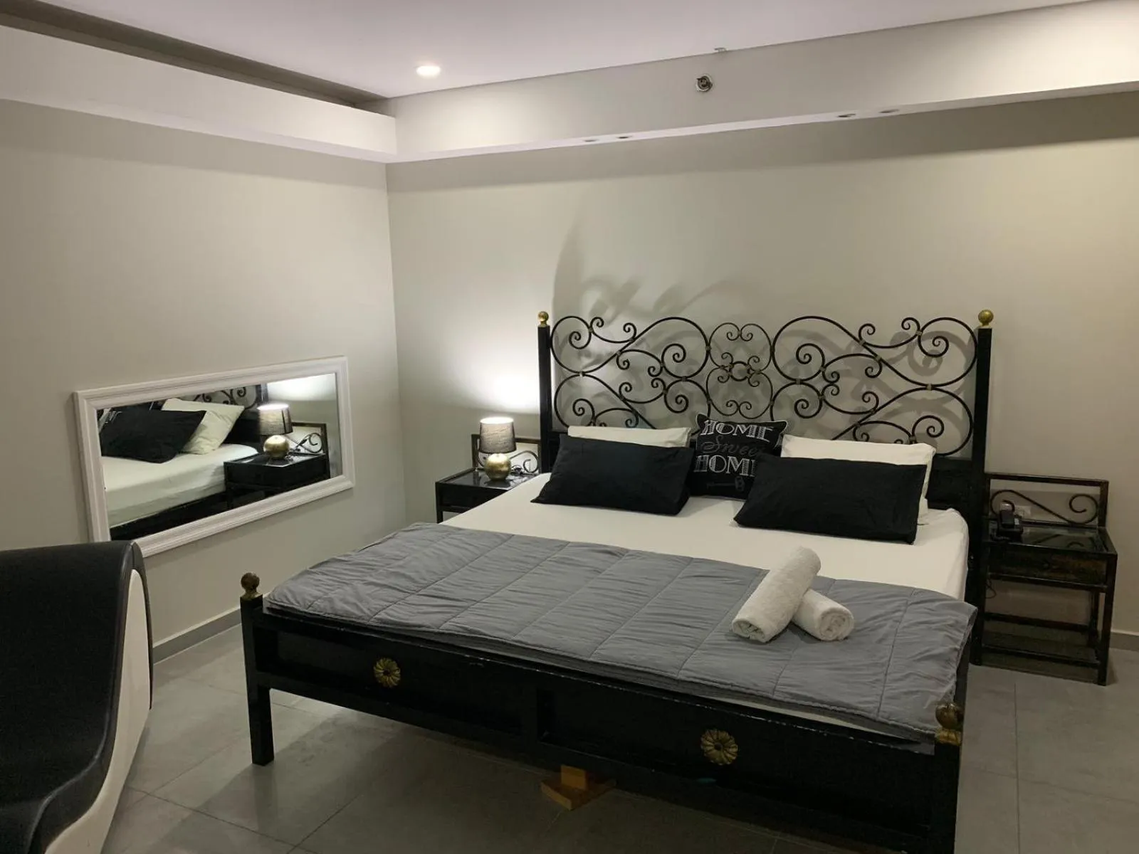 Photo of the whole room, Bed in Spat Rooms VIP