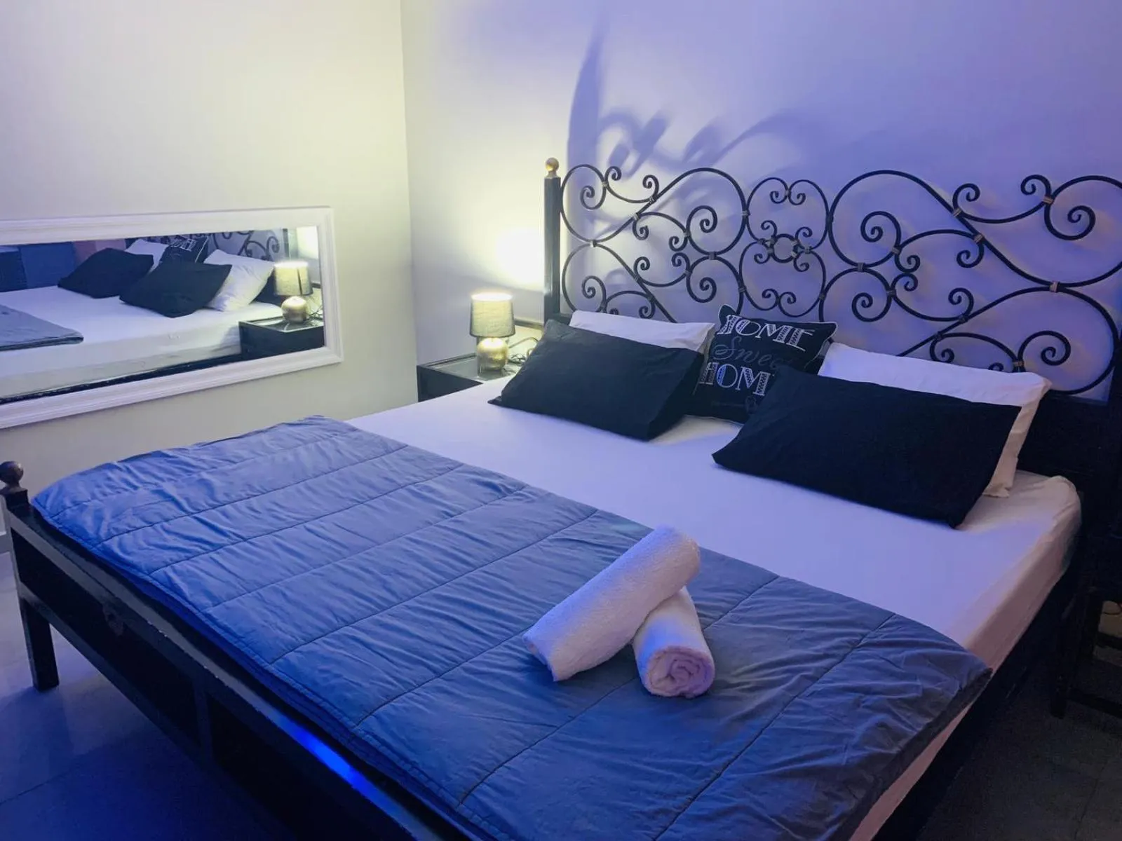 Photo of the whole room, Bed in Spat Rooms VIP