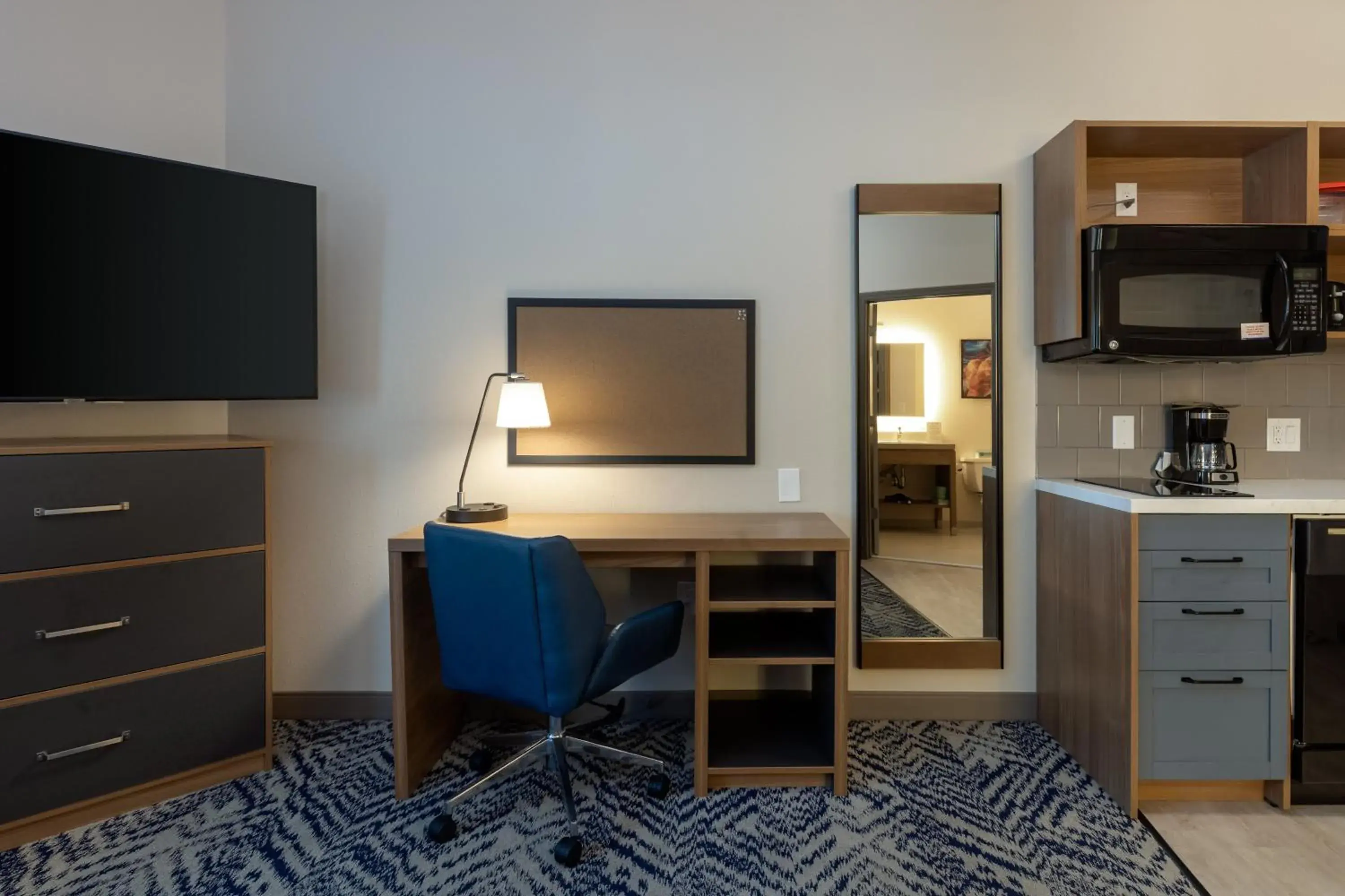 Queen Studio Suite in Candlewood Suites Enterprise by IHG Queen Studio Suite in Candlewood Suites Enterprise by IHG
