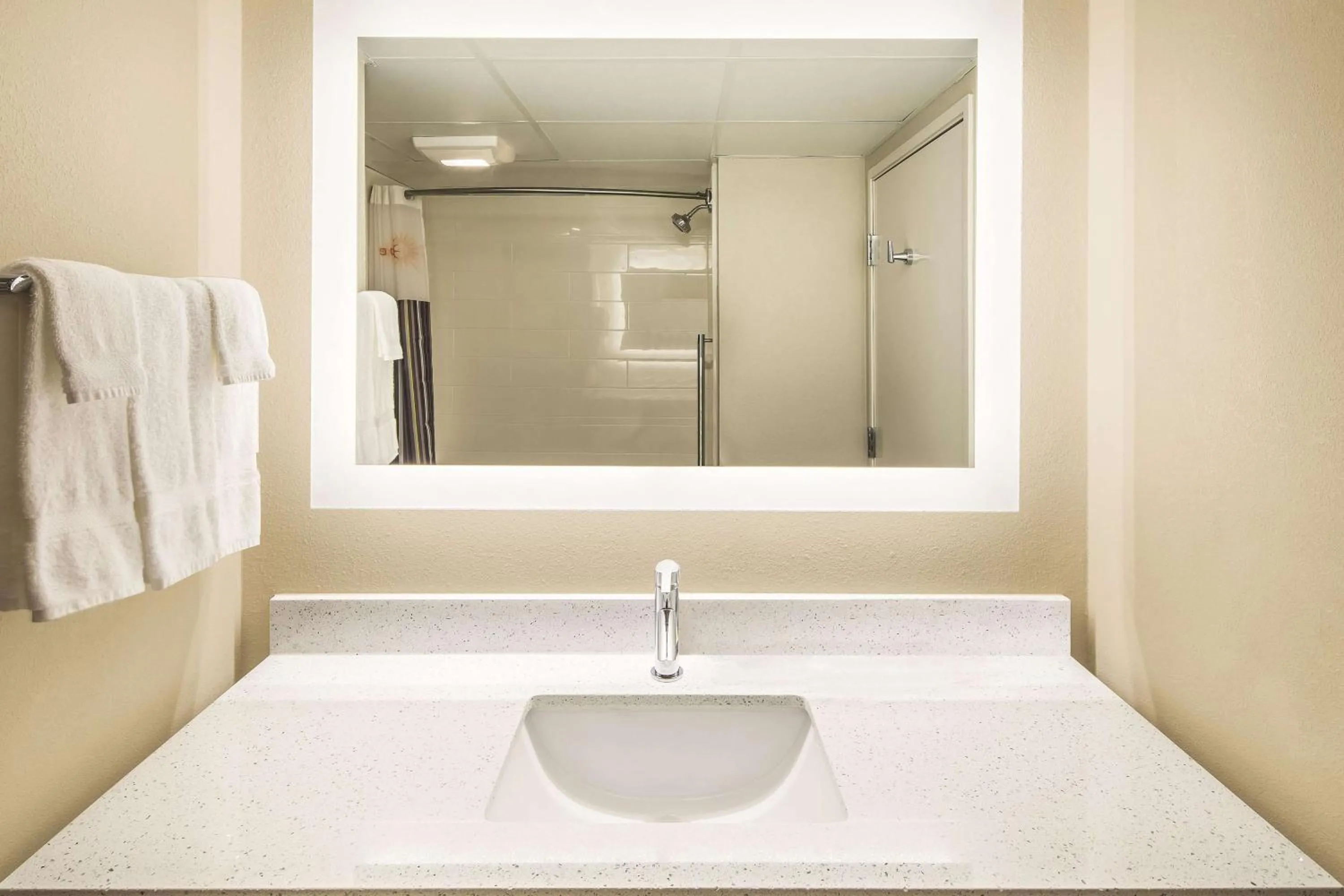 Photo of the whole room in La Quinta by Wyndham Milledgeville