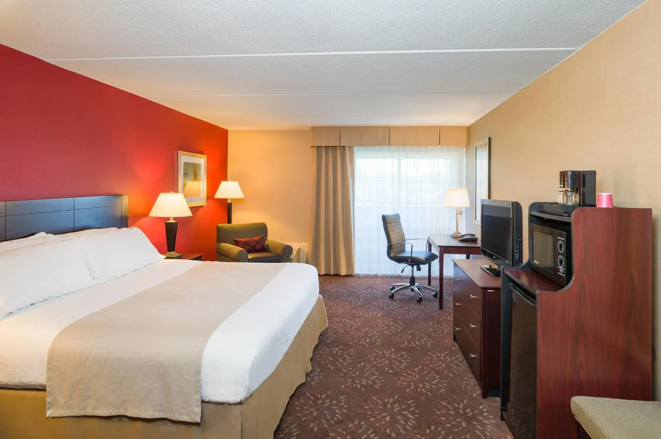 Standard King Room with Roll-in Shower - Mobility Accessible in Holiday Inn Norwich by IHG Standard King Room with Roll-in Shower - Mobility Accessible in Holiday Inn Norwich by IHG