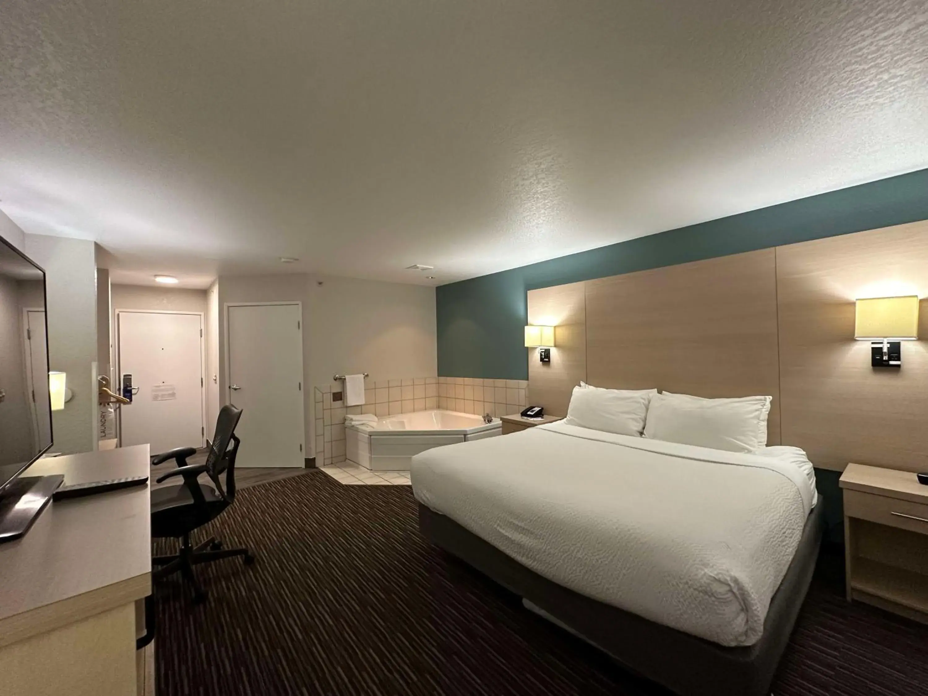 King Room with Mobility Accessible Tub in Best Western Watertown King Room with Mobility Accessible Tub in Best Western Watertown