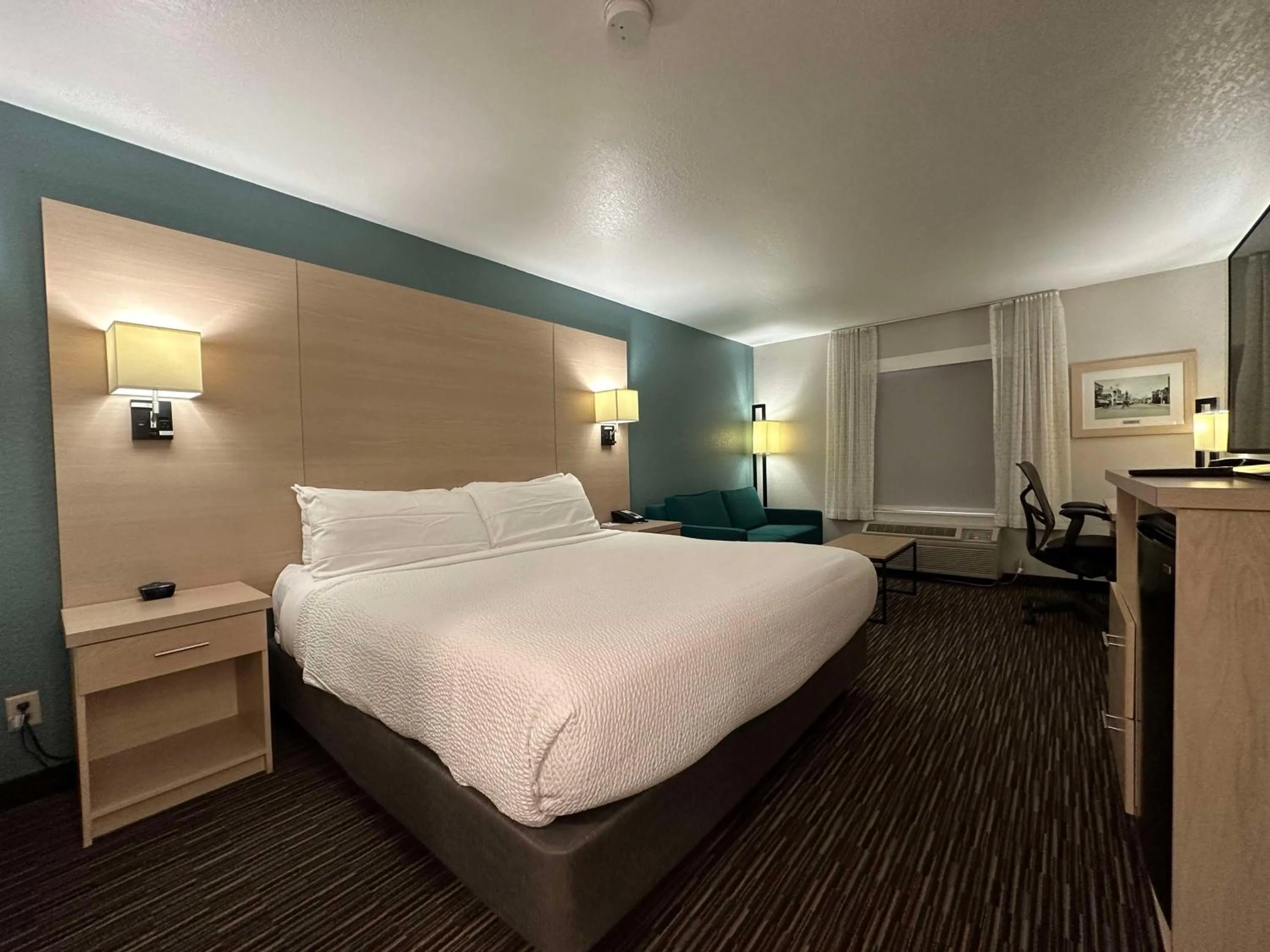 Bedroom, Bed in Best Western Watertown