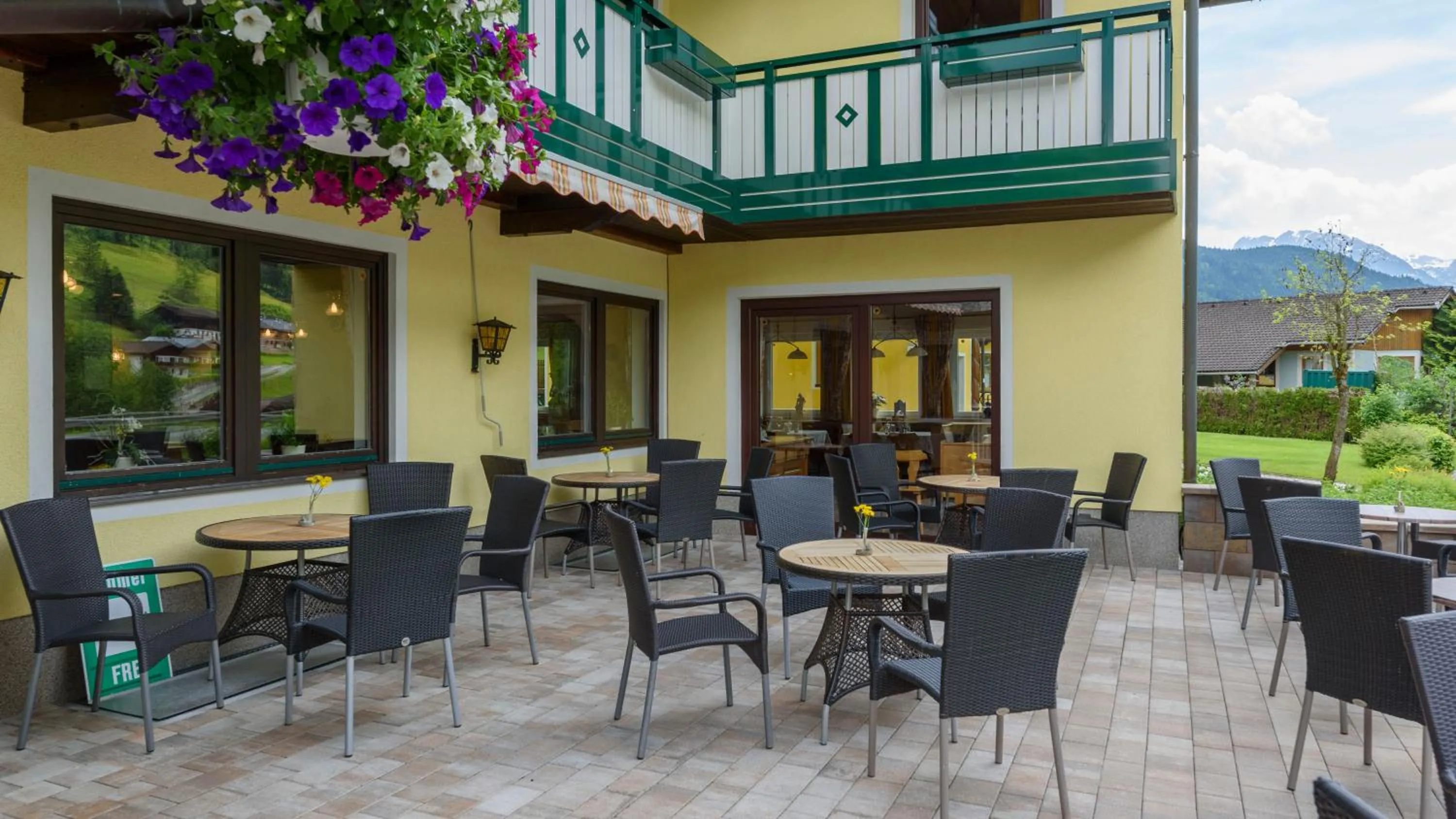 Patio in Hotel Landhaus Ausswinkl