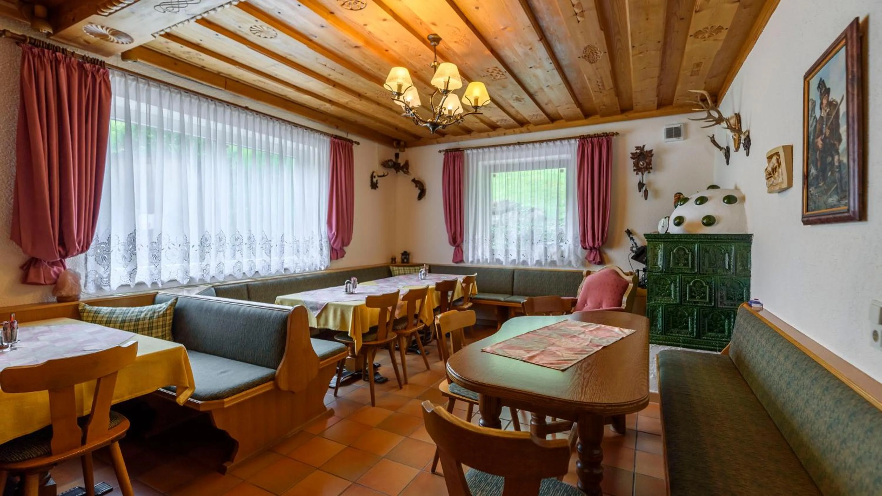 Restaurant/places to eat in Hotel Landhaus Ausswinkl