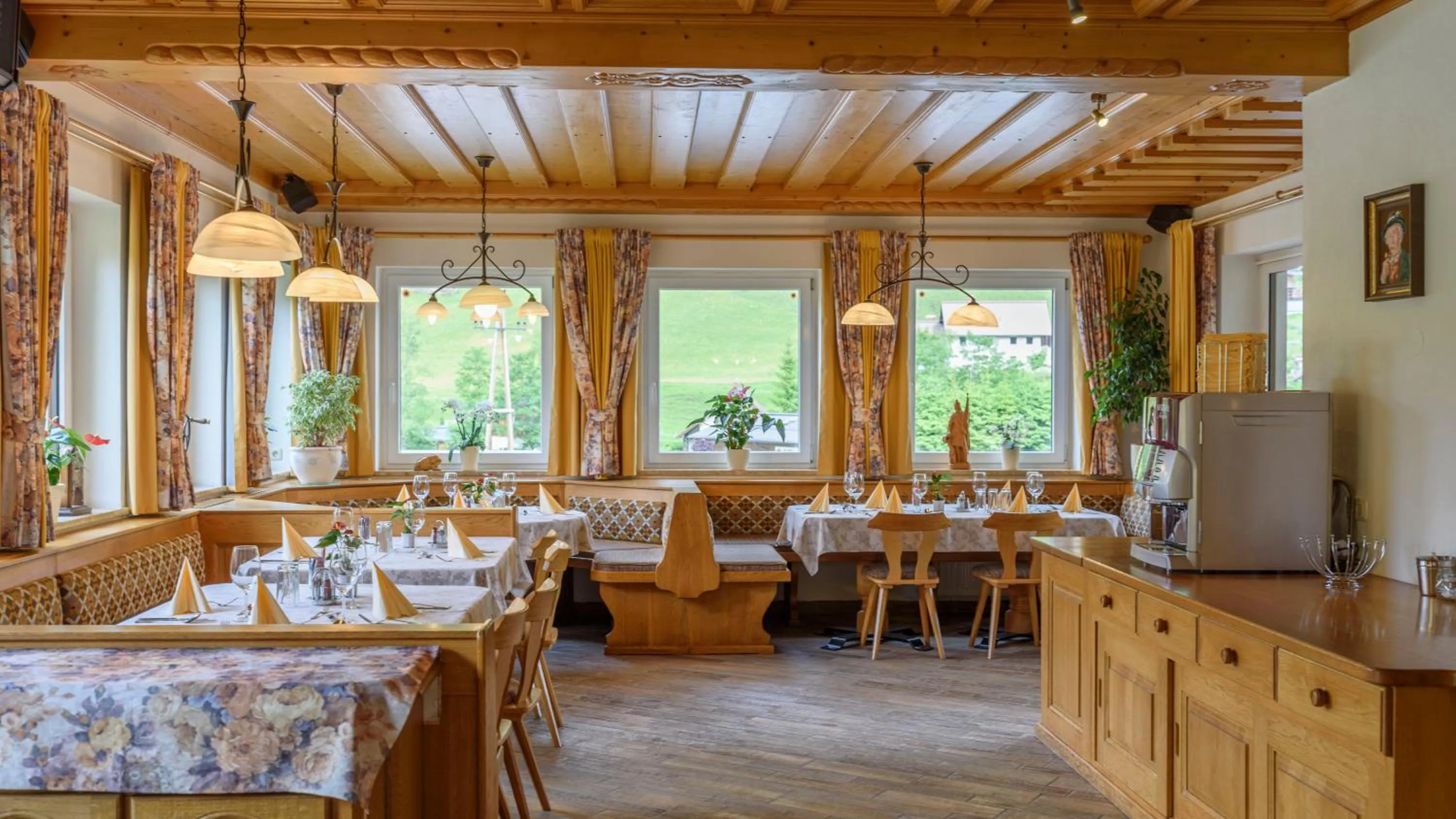 Restaurant/places to eat in Hotel Landhaus Ausswinkl