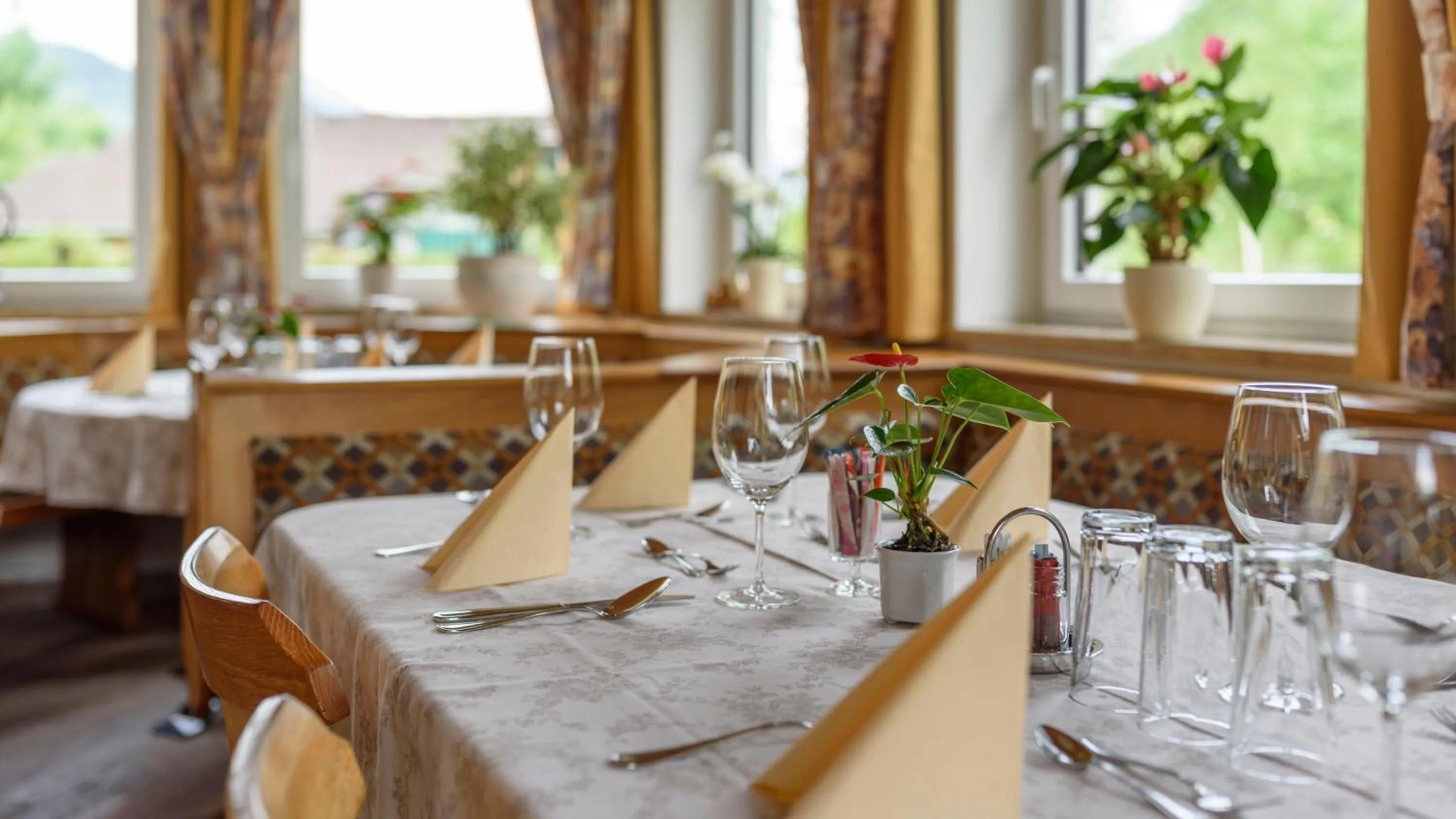 Restaurant/places to eat in Hotel Landhaus Ausswinkl