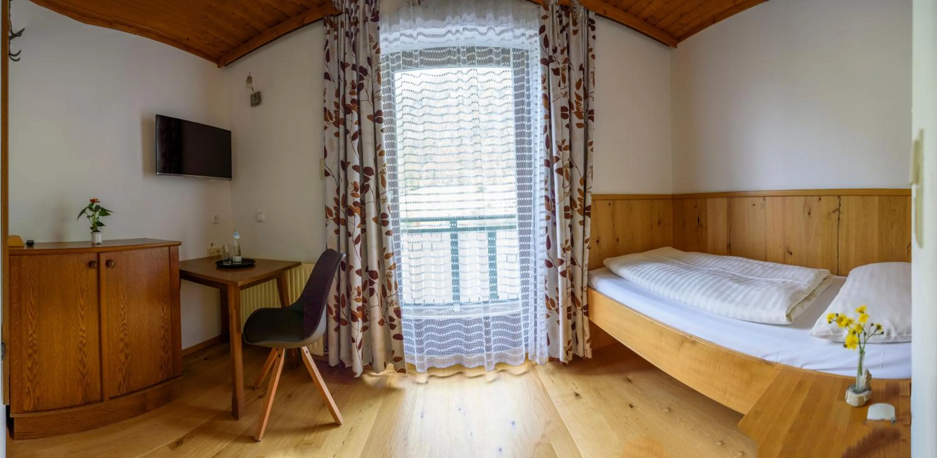 Photo of the whole room, Bed in Hotel Landhaus Ausswinkl