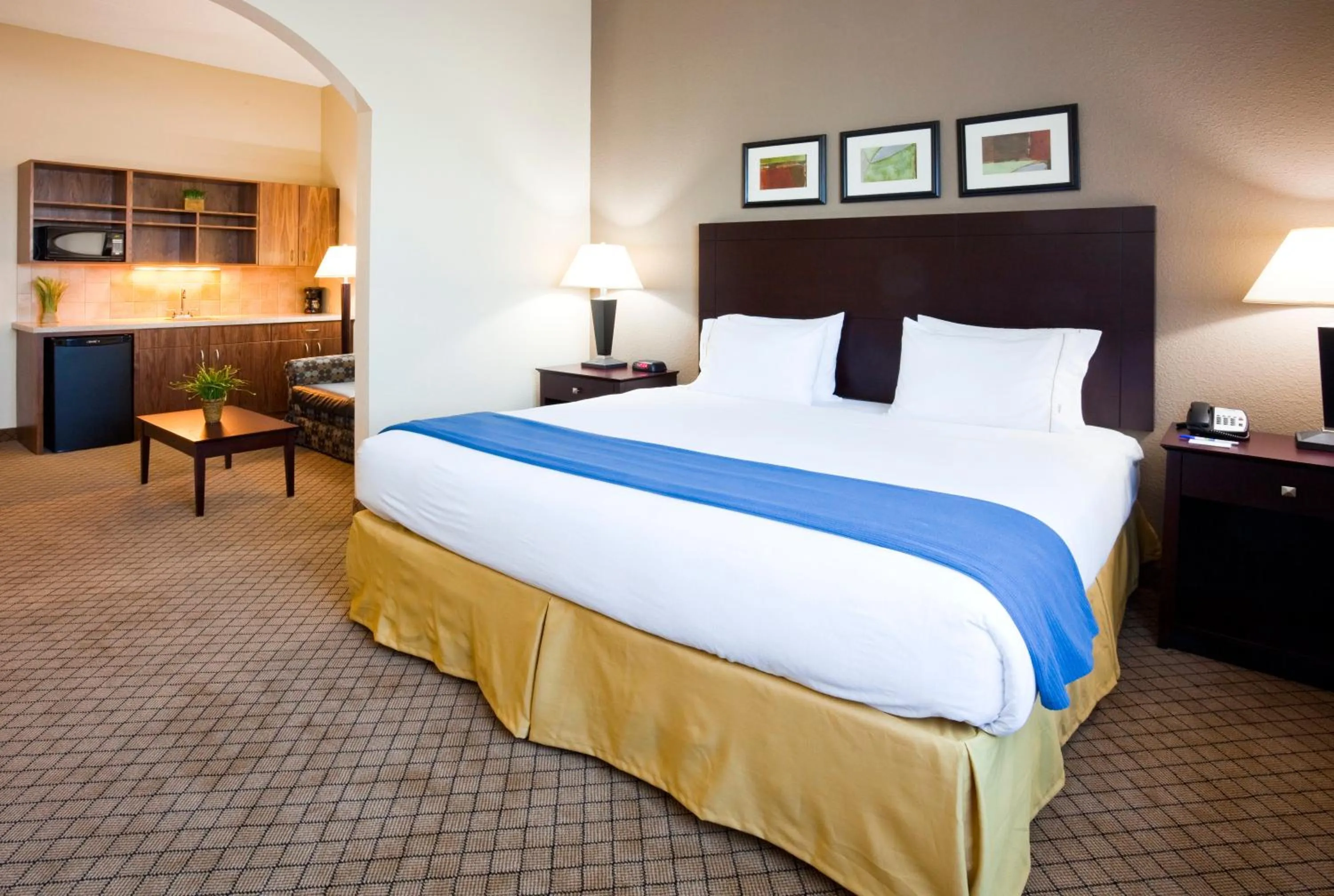 Photo of the whole room, Bed in Holiday Inn Express Hotel & Suites Mankato East by IHG