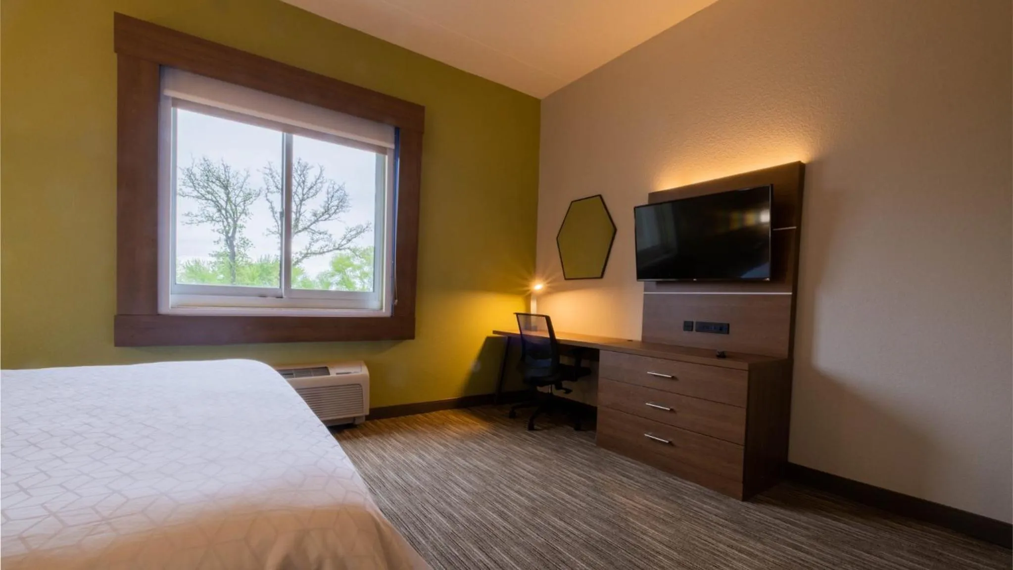 Photo of the whole room, Bed in Holiday Inn Express Hotel & Suites Mankato East by IHG