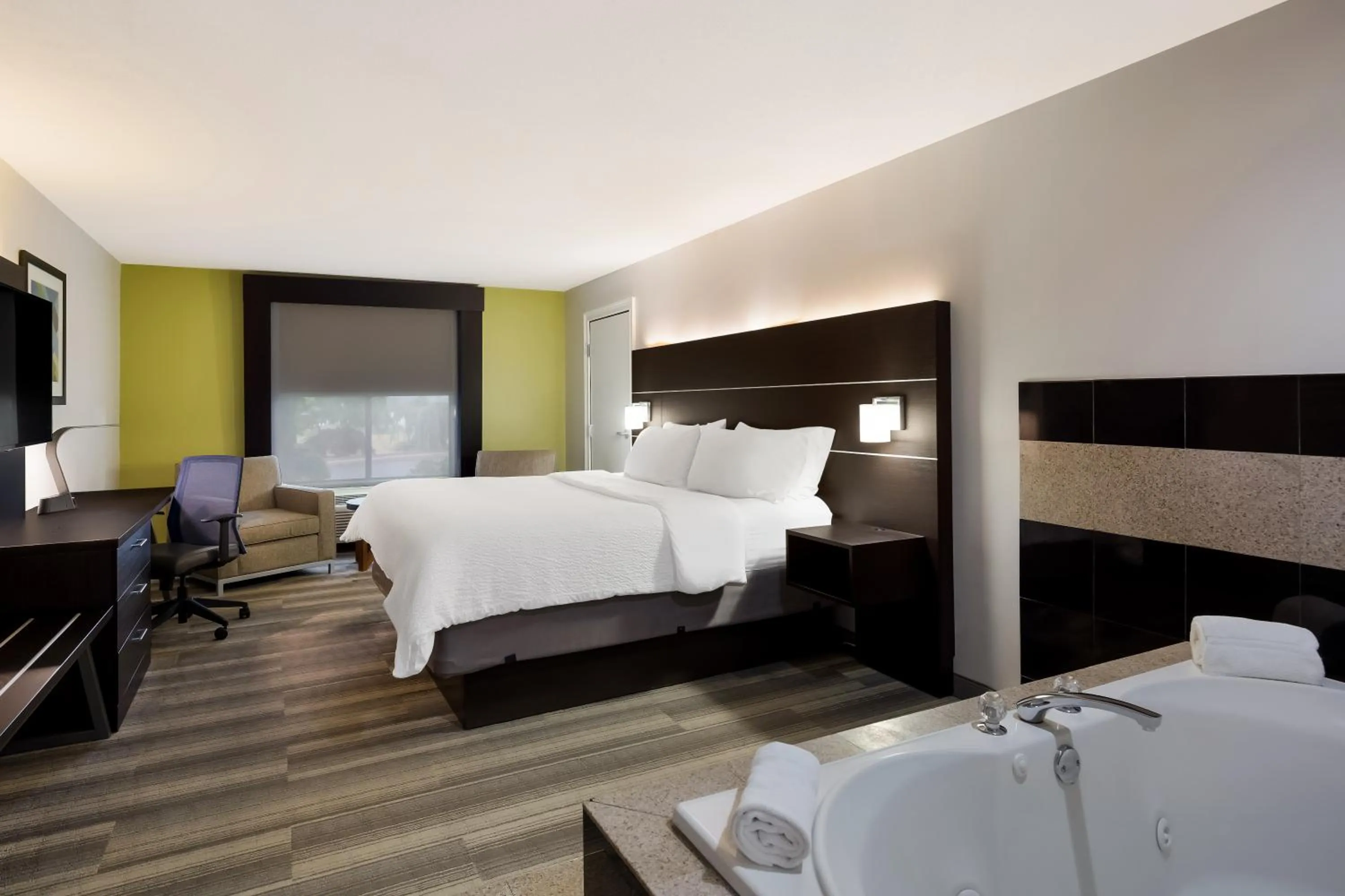 Bedroom, Bed in Holiday Inn Express Hotel & Suites Newton Sparta by IHG