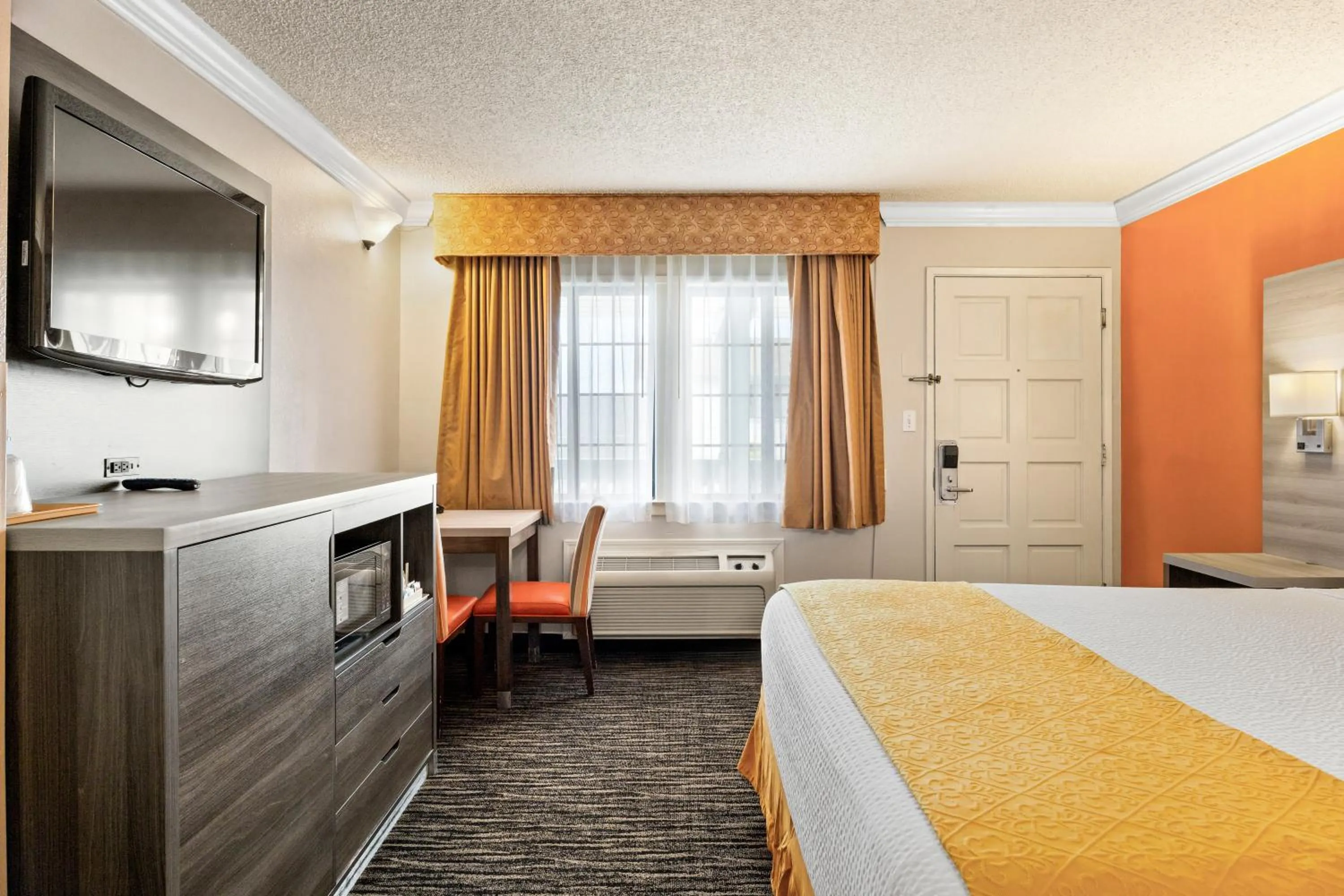 Bed in Arbor Inn Monterey