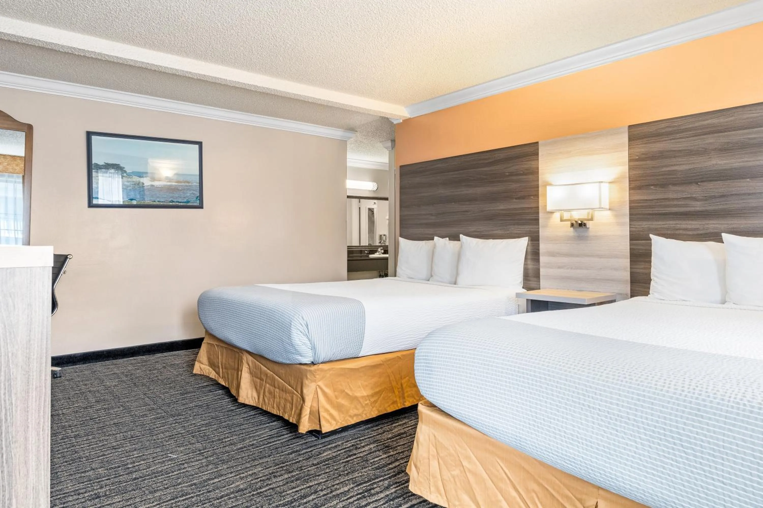 Bed in Arbor Inn Monterey