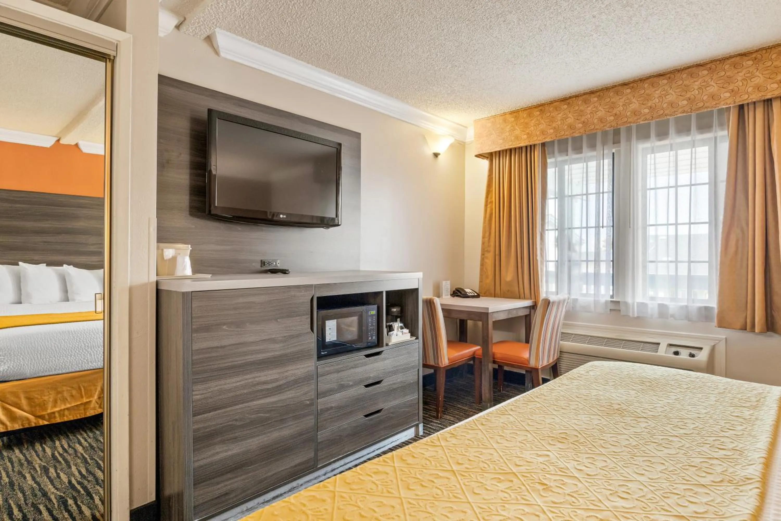 Bed in Arbor Inn Monterey