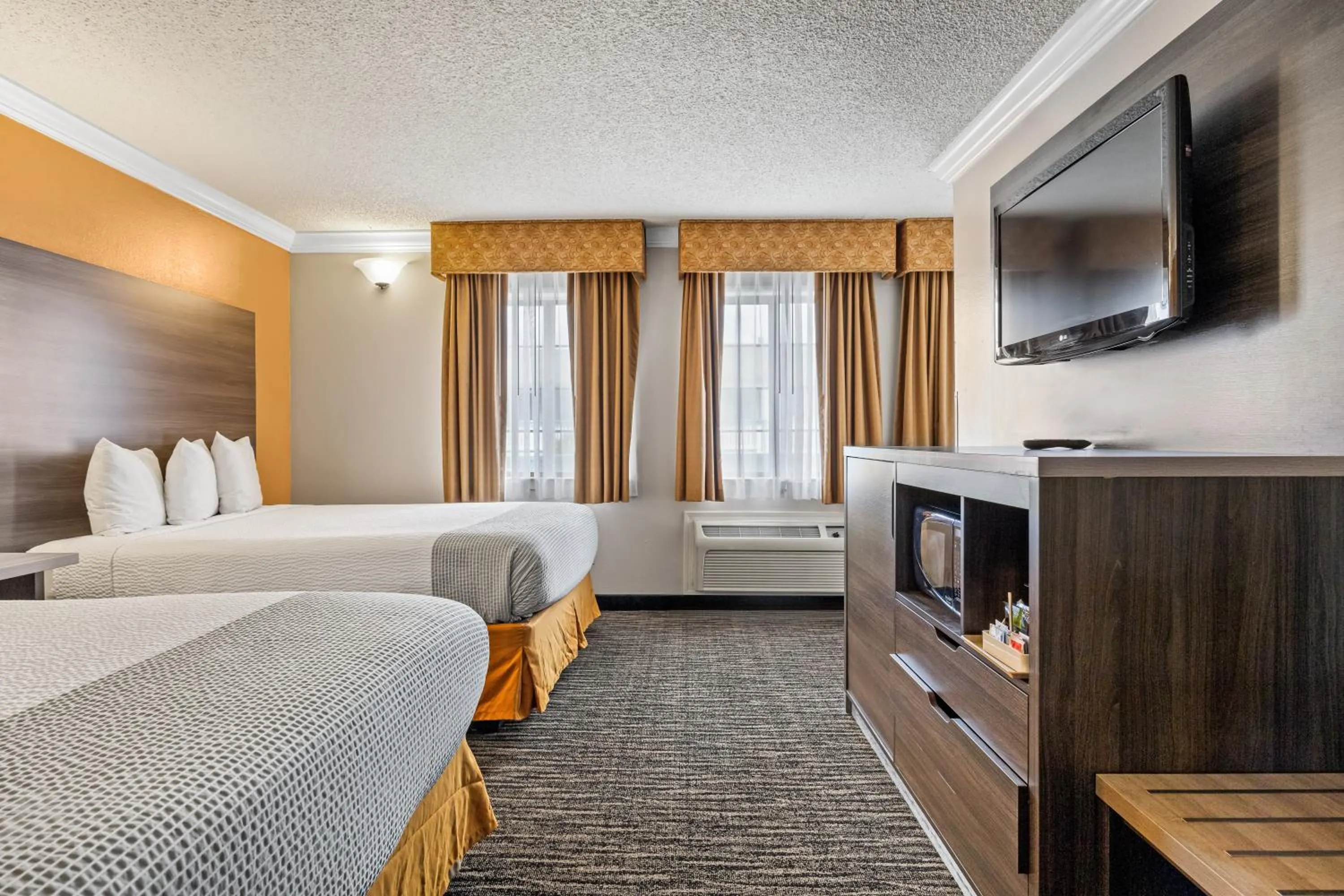 Bed in Arbor Inn Monterey