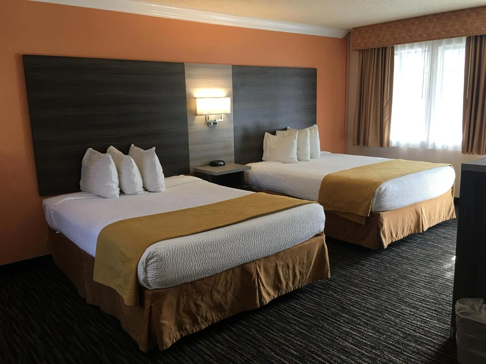 Bed in Arbor Inn Monterey