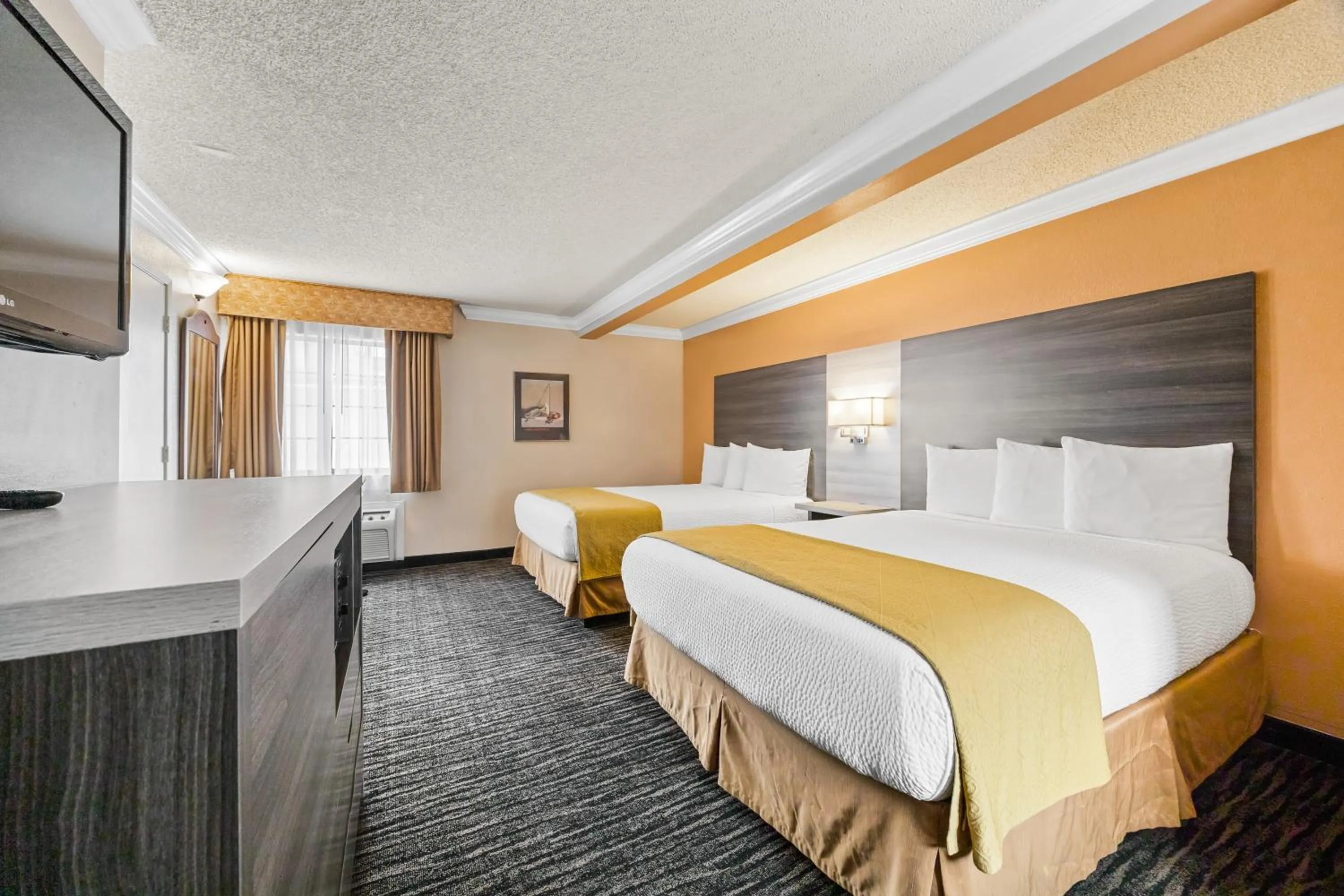 Bed in Arbor Inn Monterey