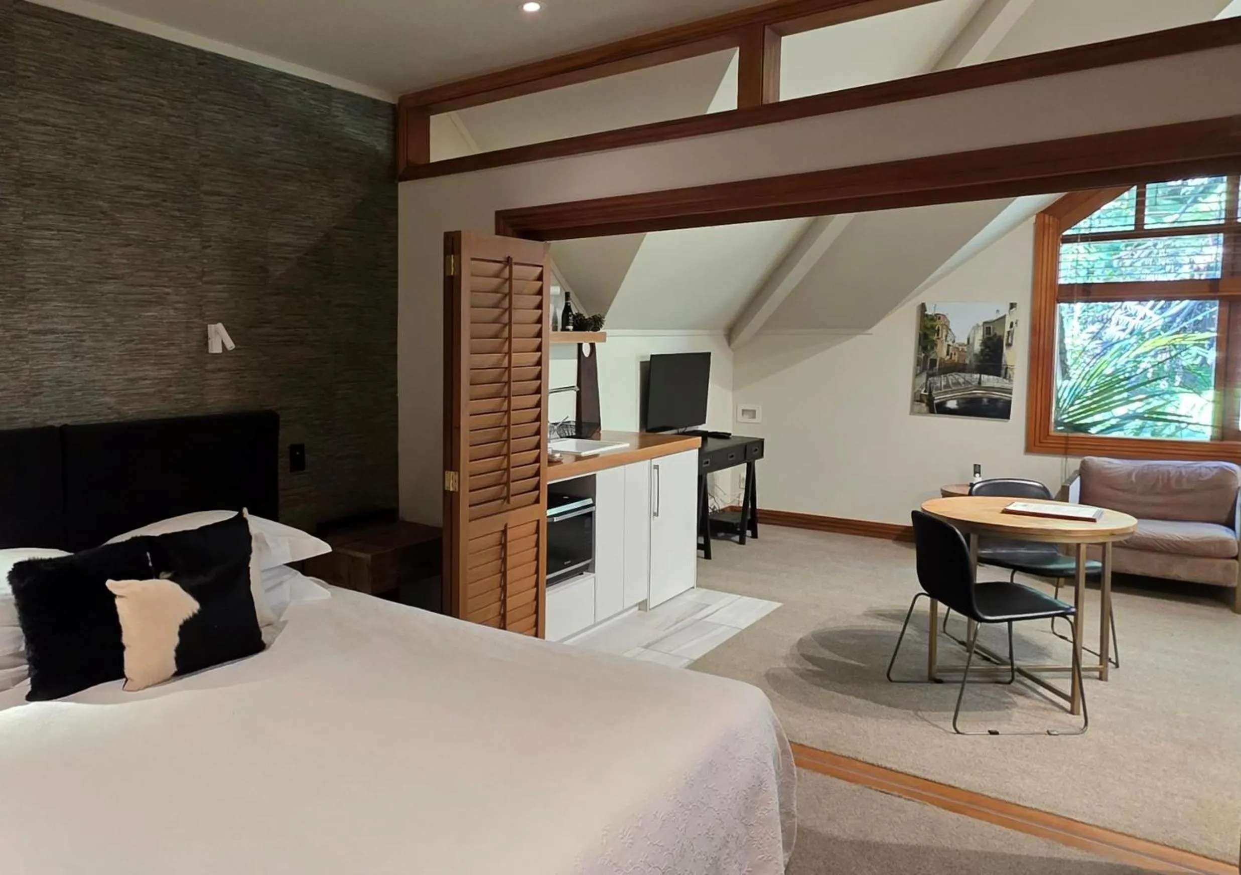 Kitchen or kitchenette, Bed in Treetops Lodge & Estate
