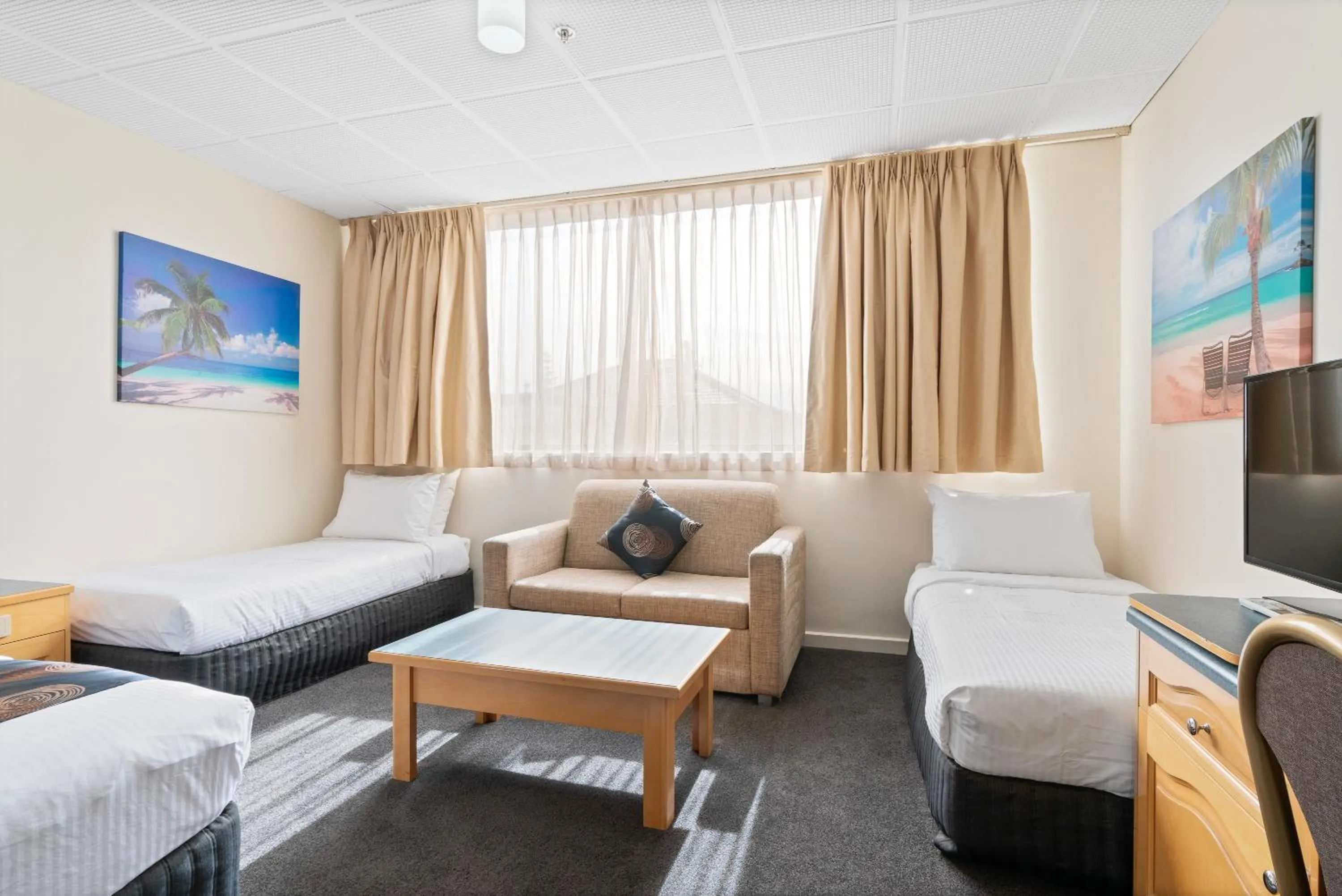 Bed in Adelaide International Motel