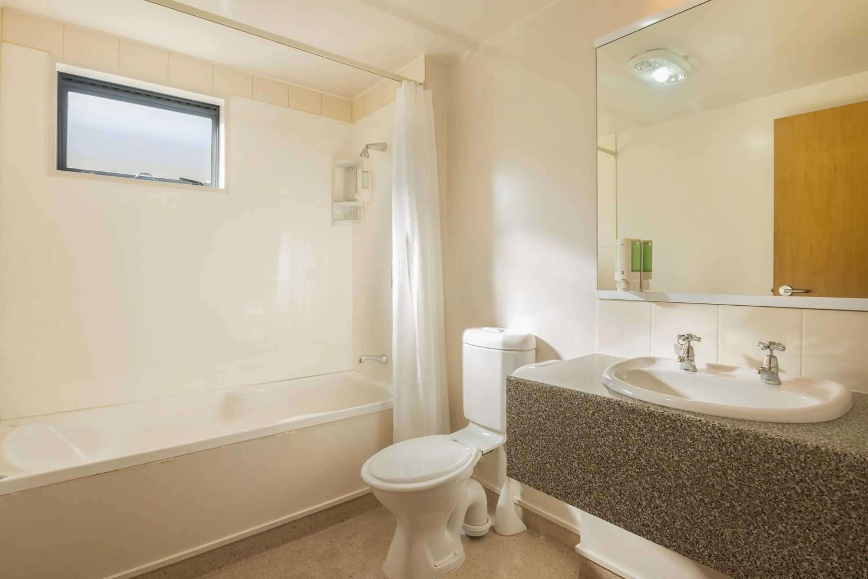 Bathroom in Bella Vista Motel Oamaru