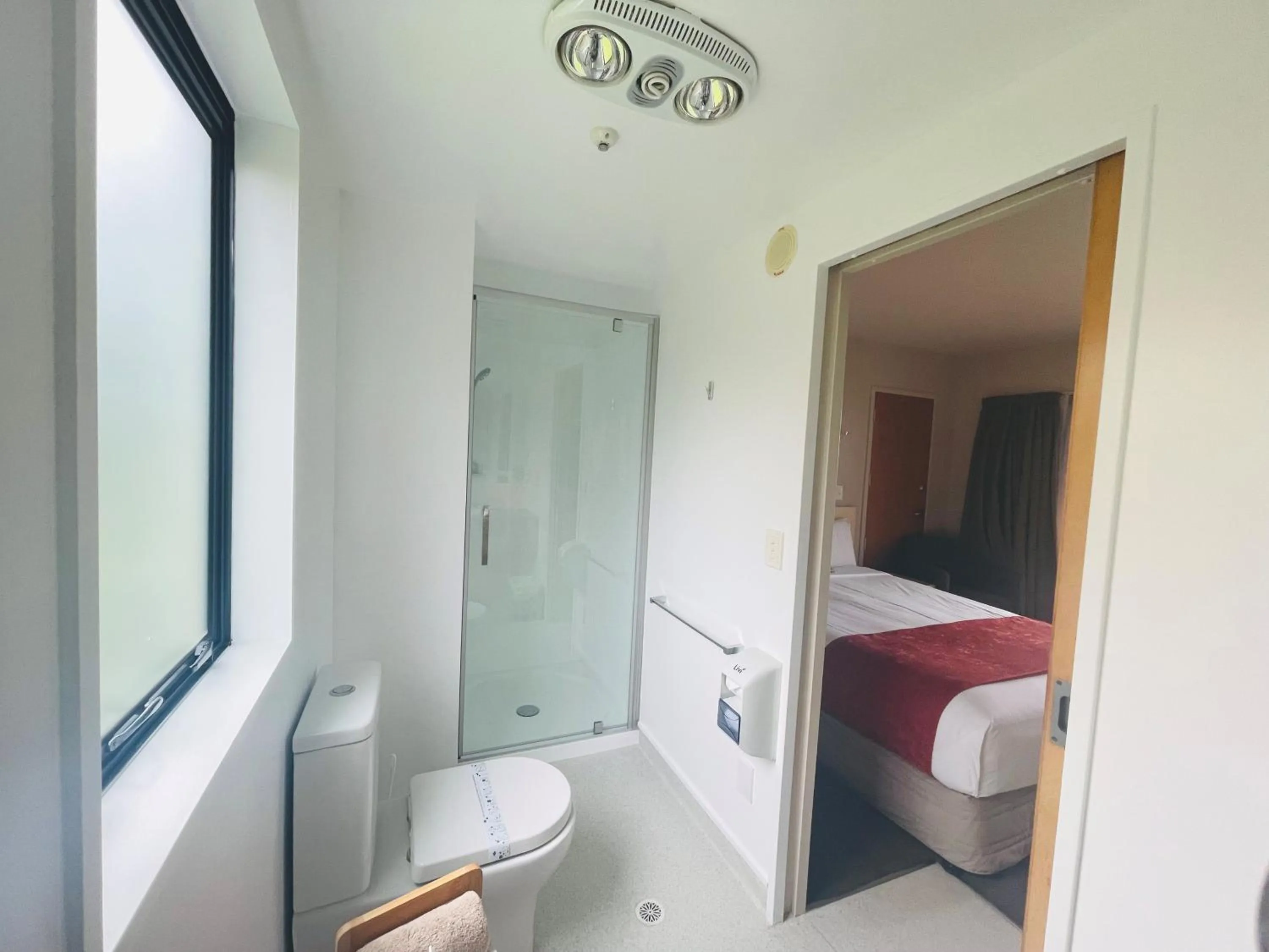 Bathroom, Bed in Bella Vista Motel Oamaru