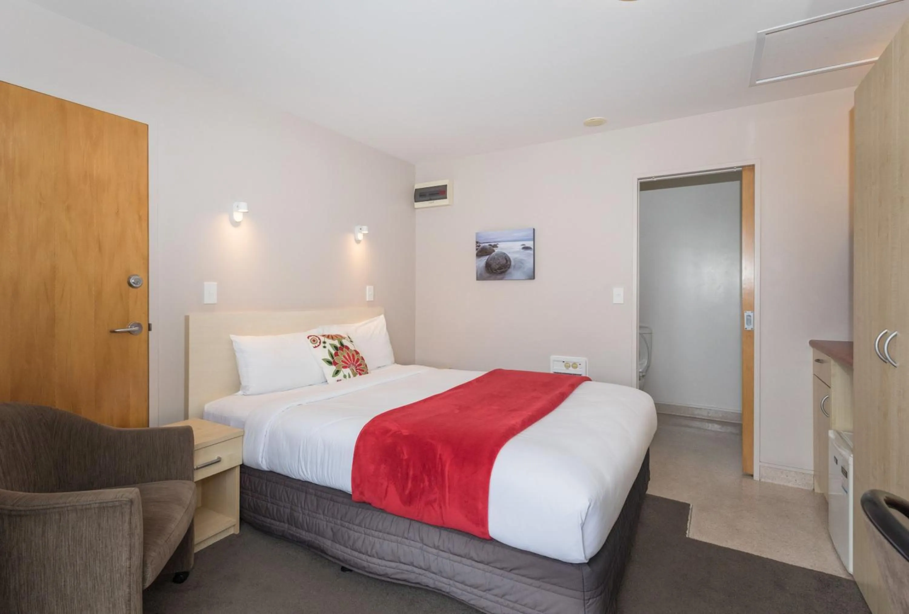 Photo of the whole room, Bed in Bella Vista Motel Oamaru