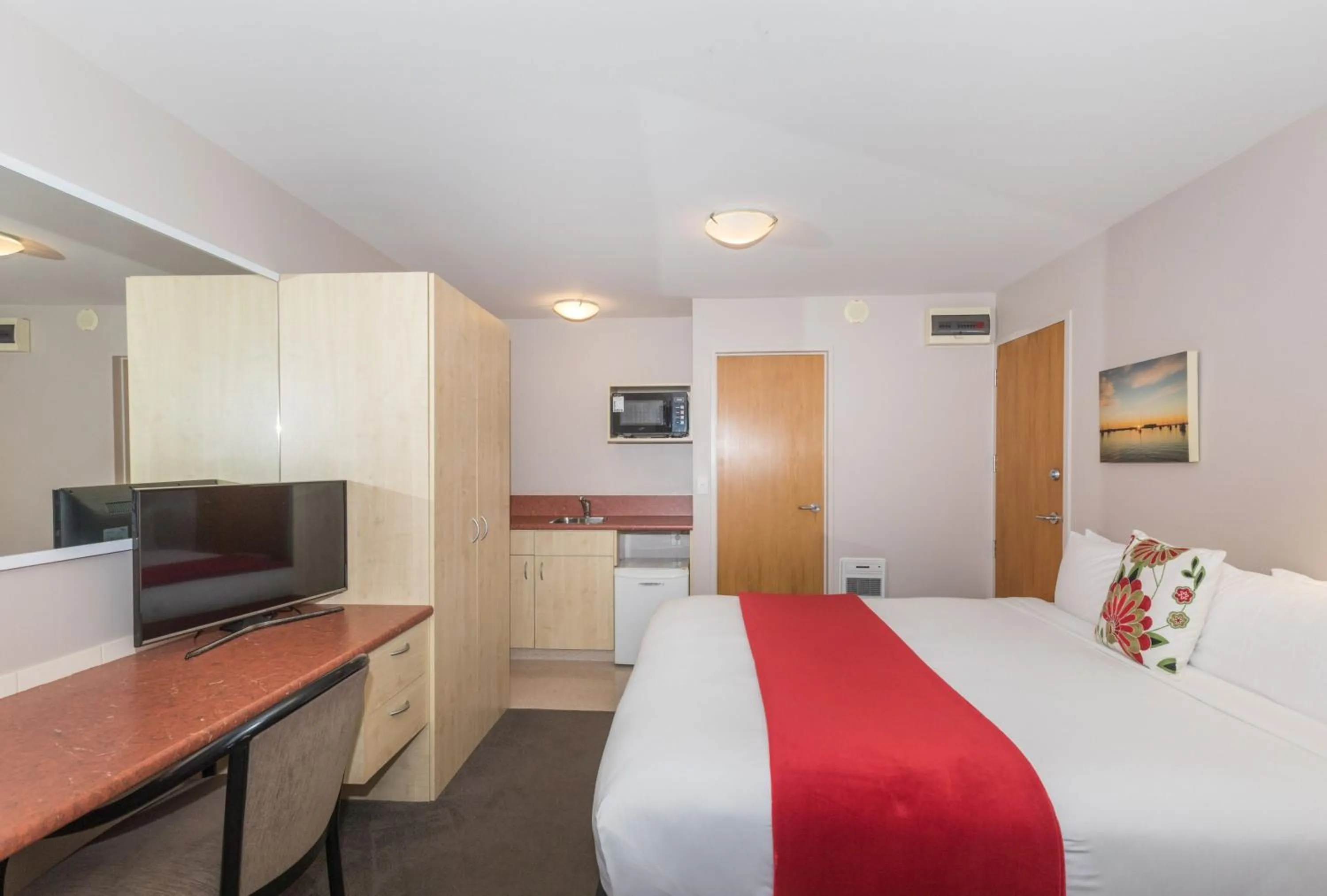 Photo of the whole room, Bed in Bella Vista Motel Oamaru