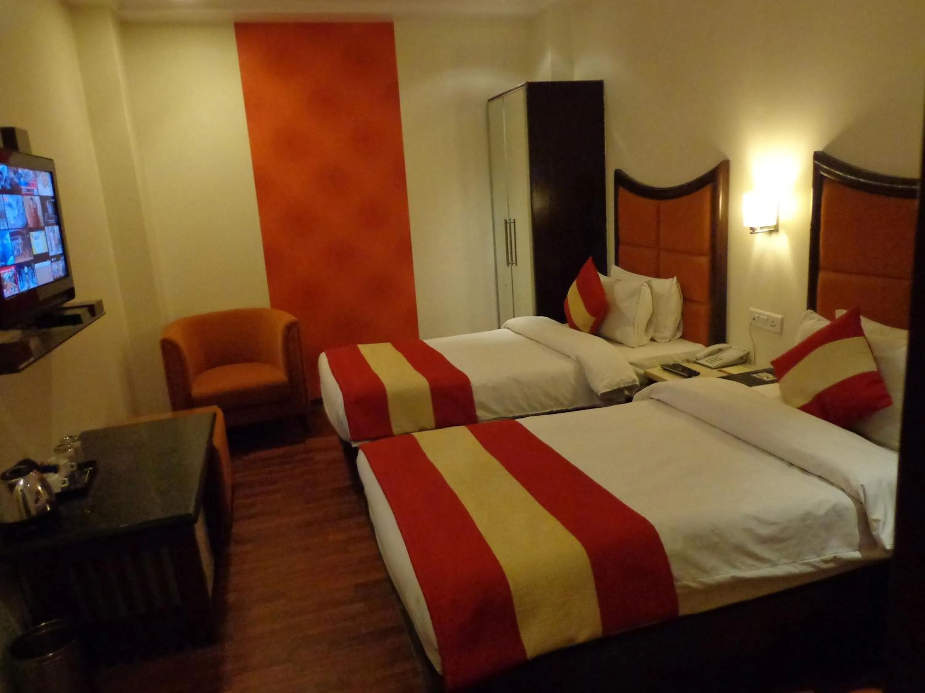 Bed in Hotel Aura Near Connaught Place