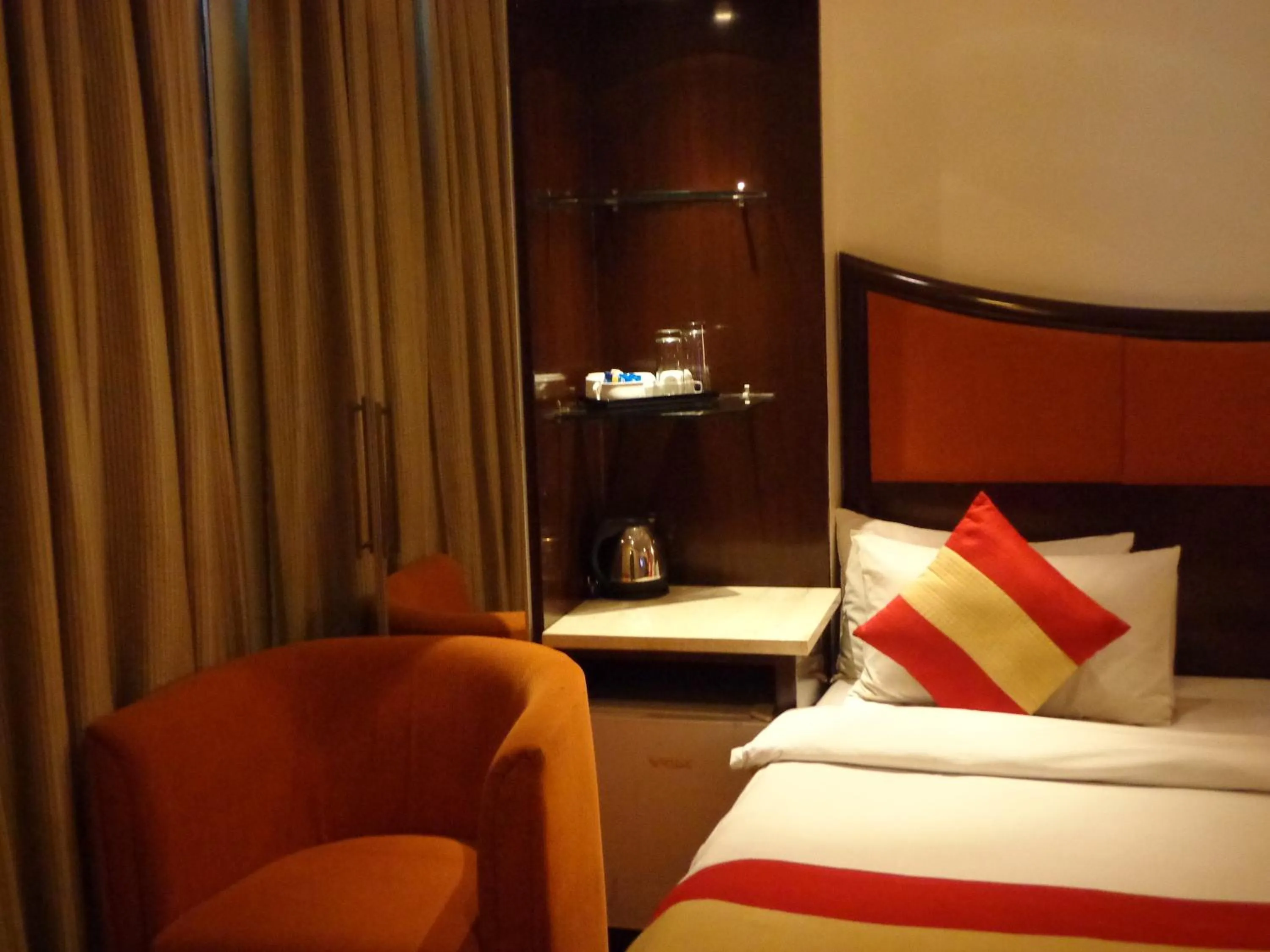 Bed in Hotel Aura Near Connaught Place