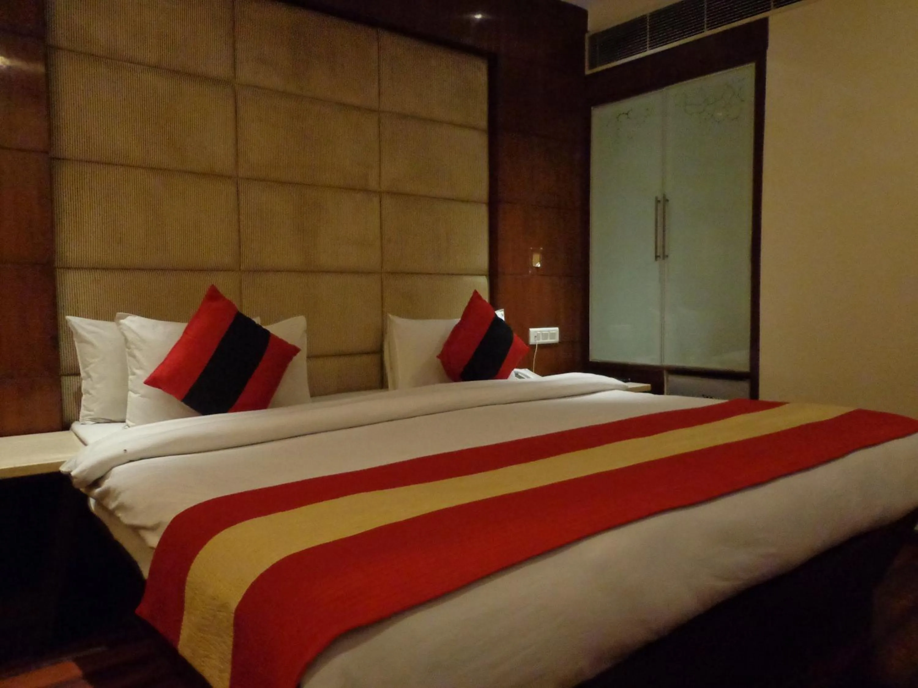Bed in Hotel Aura Near Connaught Place