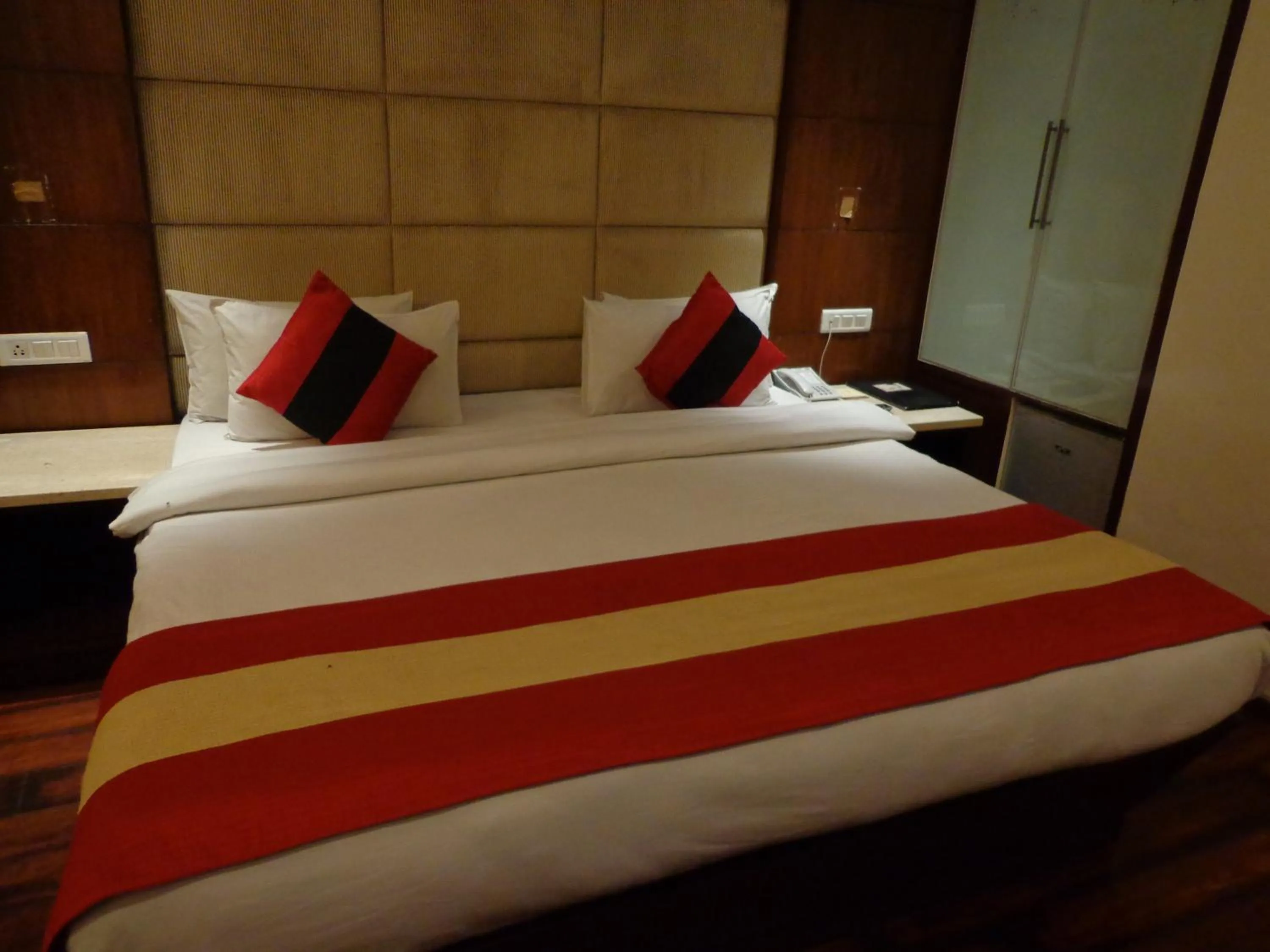 Bed in Hotel Aura Near Connaught Place