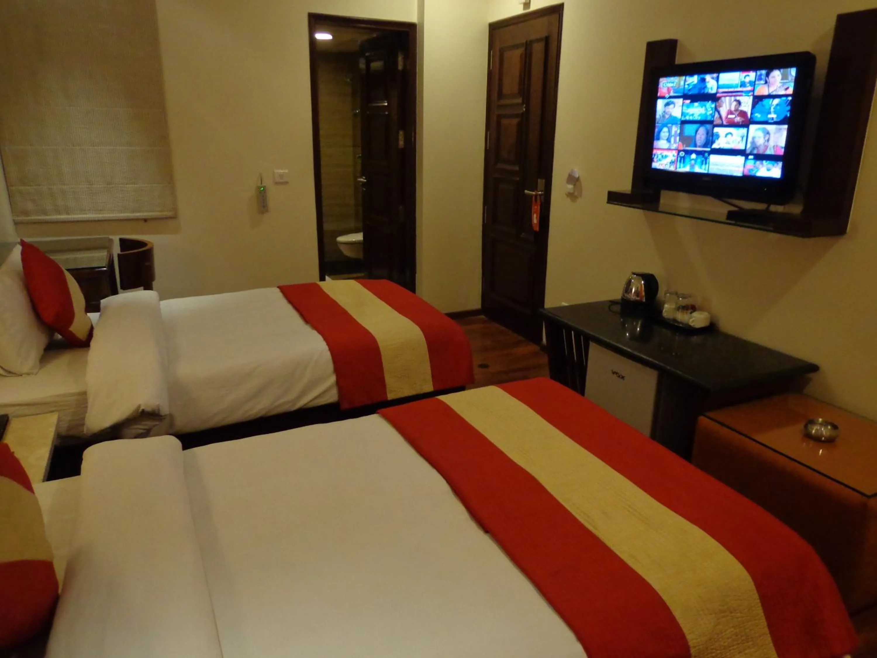 Bed in Hotel Aura Near Connaught Place