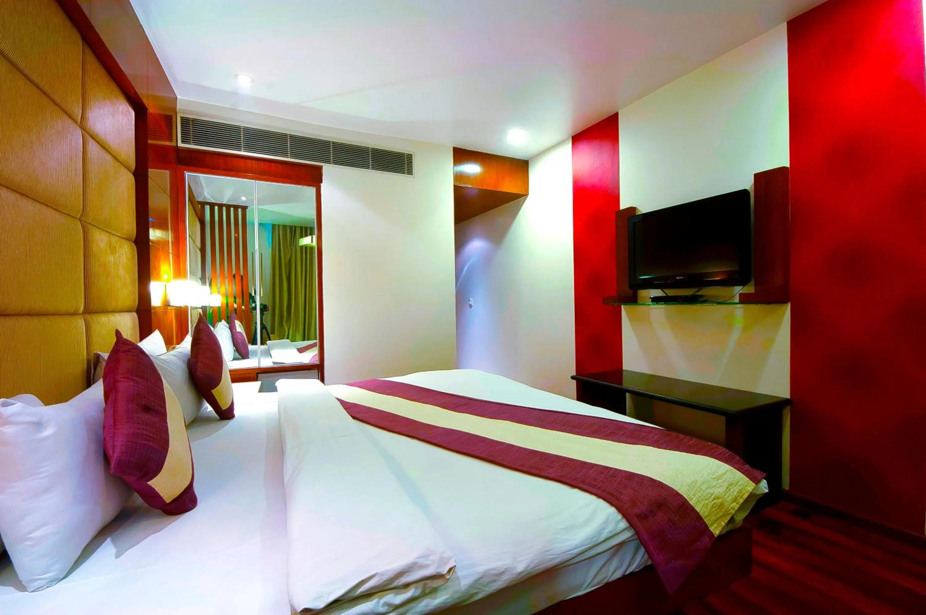 Photo of the whole room, Bed in Hotel Aura Near Connaught Place