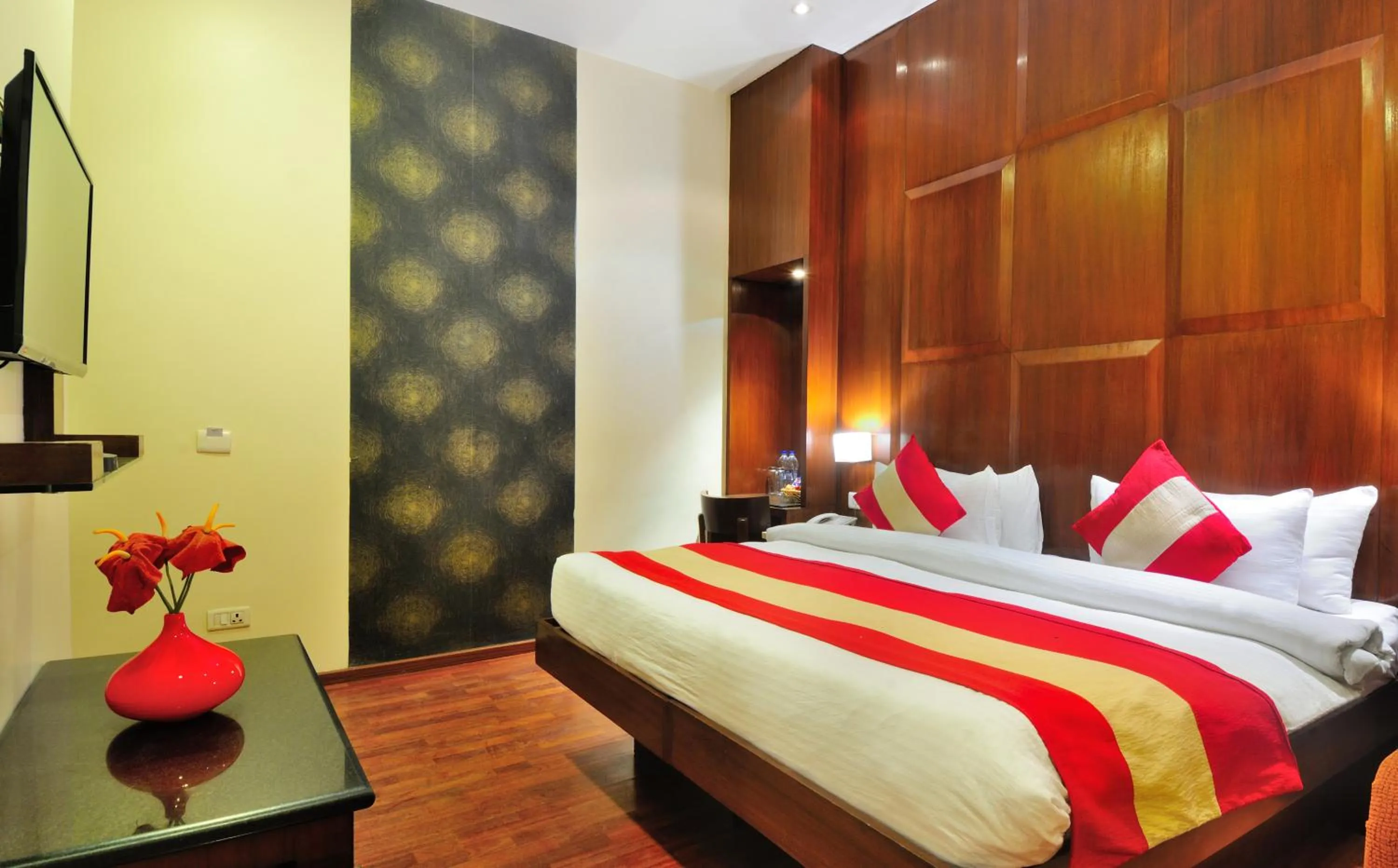 Photo of the whole room, Bed in Hotel Aura Near Connaught Place