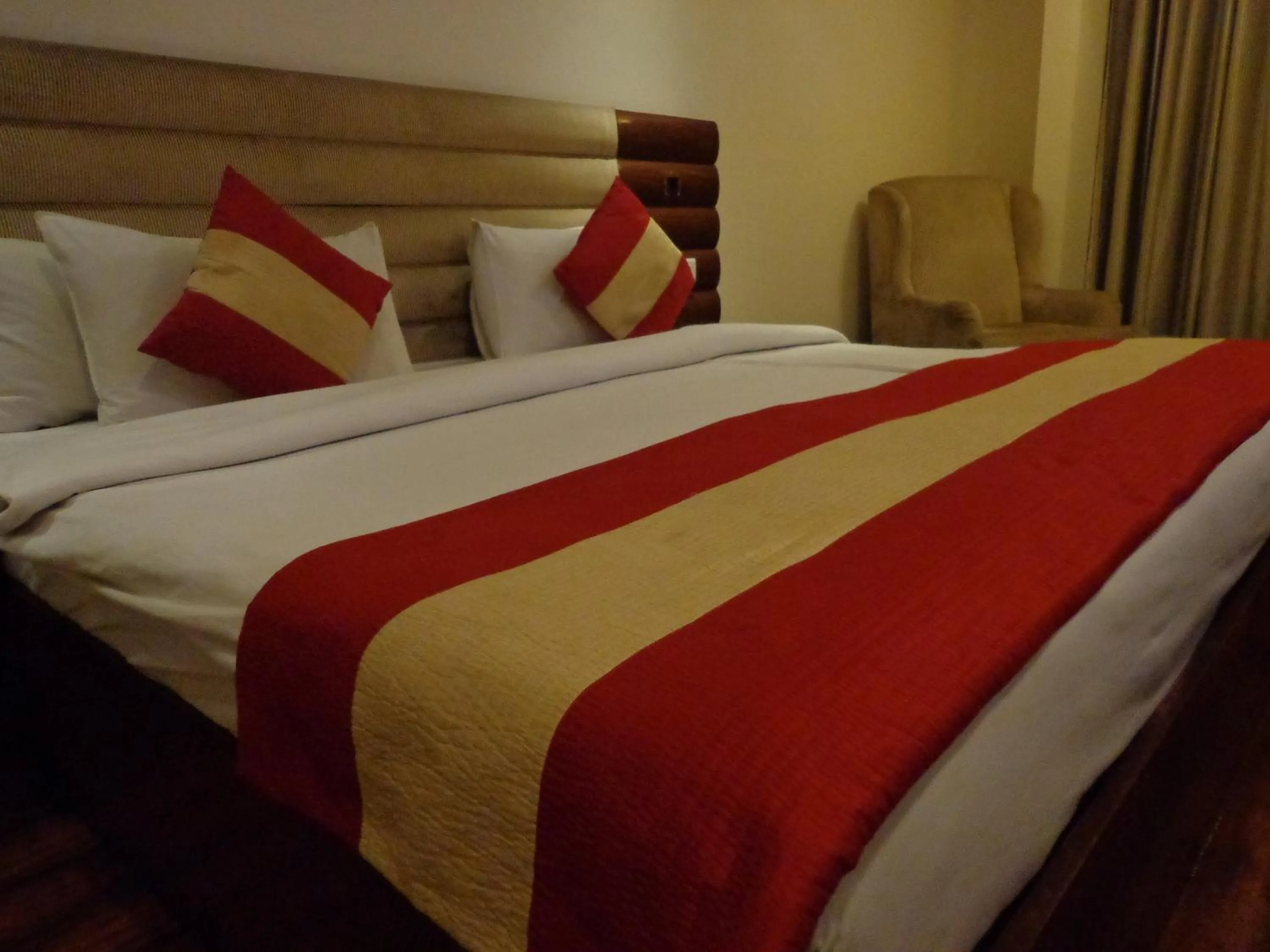 Bed in Hotel Aura Near Connaught Place