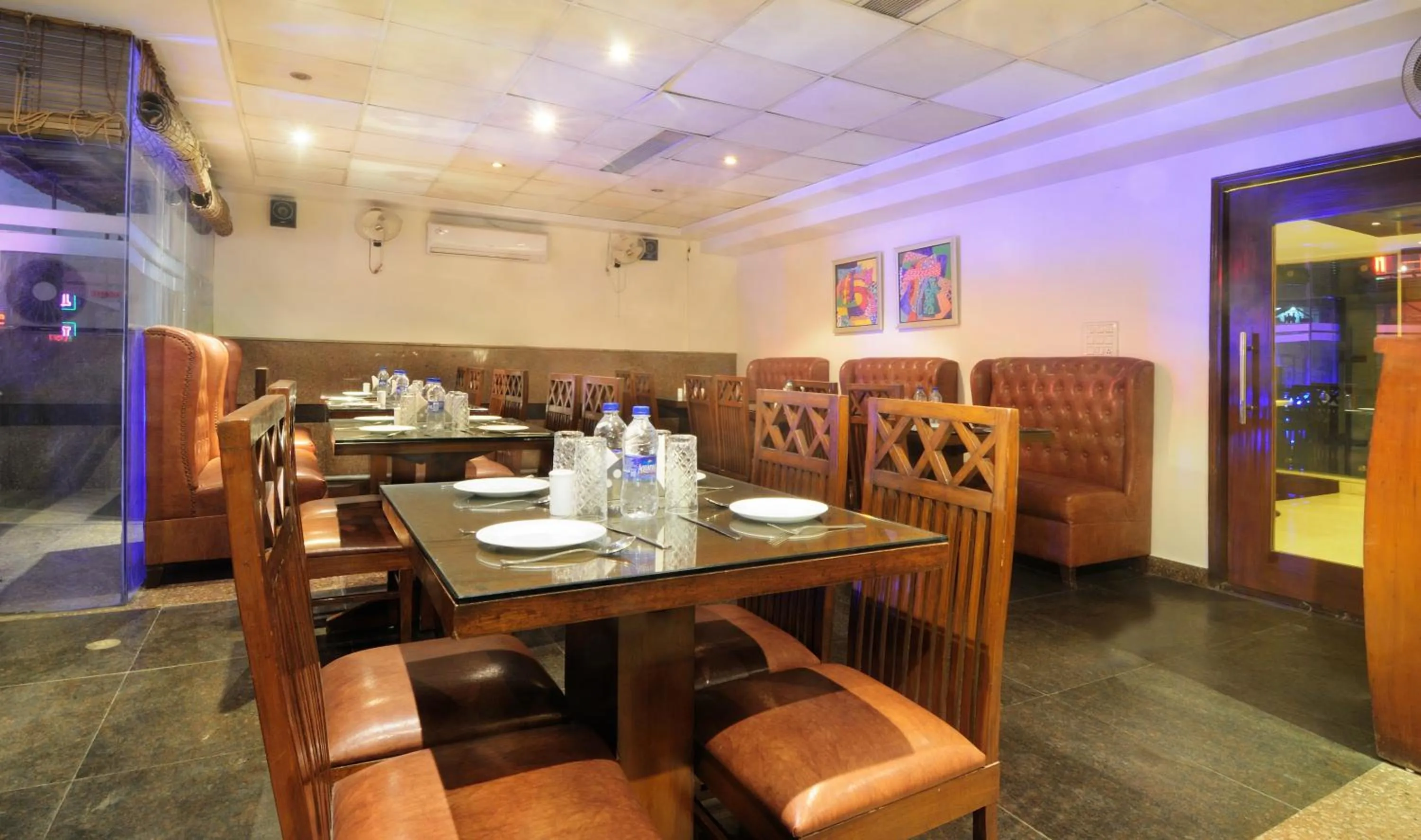 Restaurant/places to eat in Hotel Aura Near Connaught Place