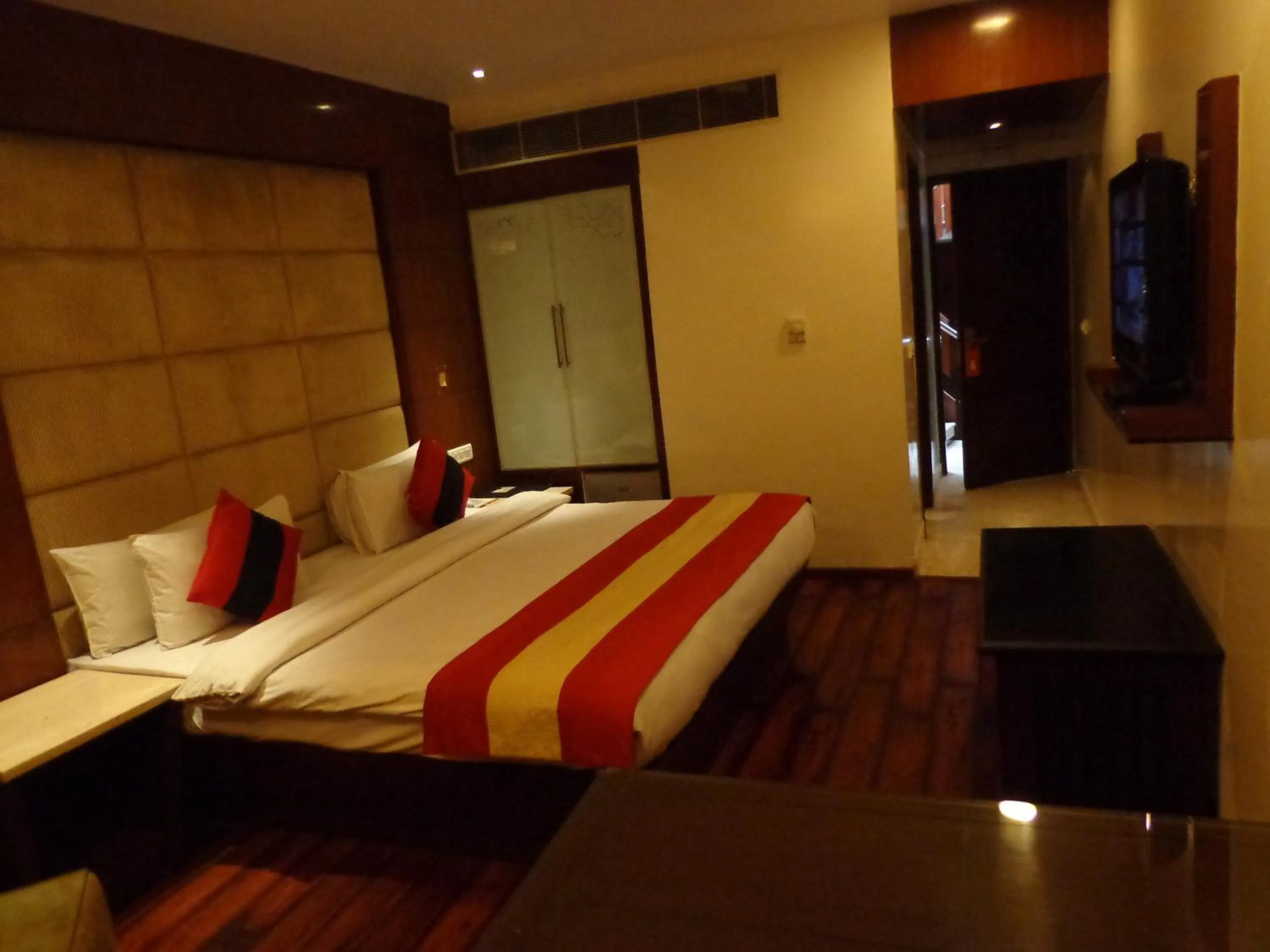 Bed in Hotel Aura Near Connaught Place