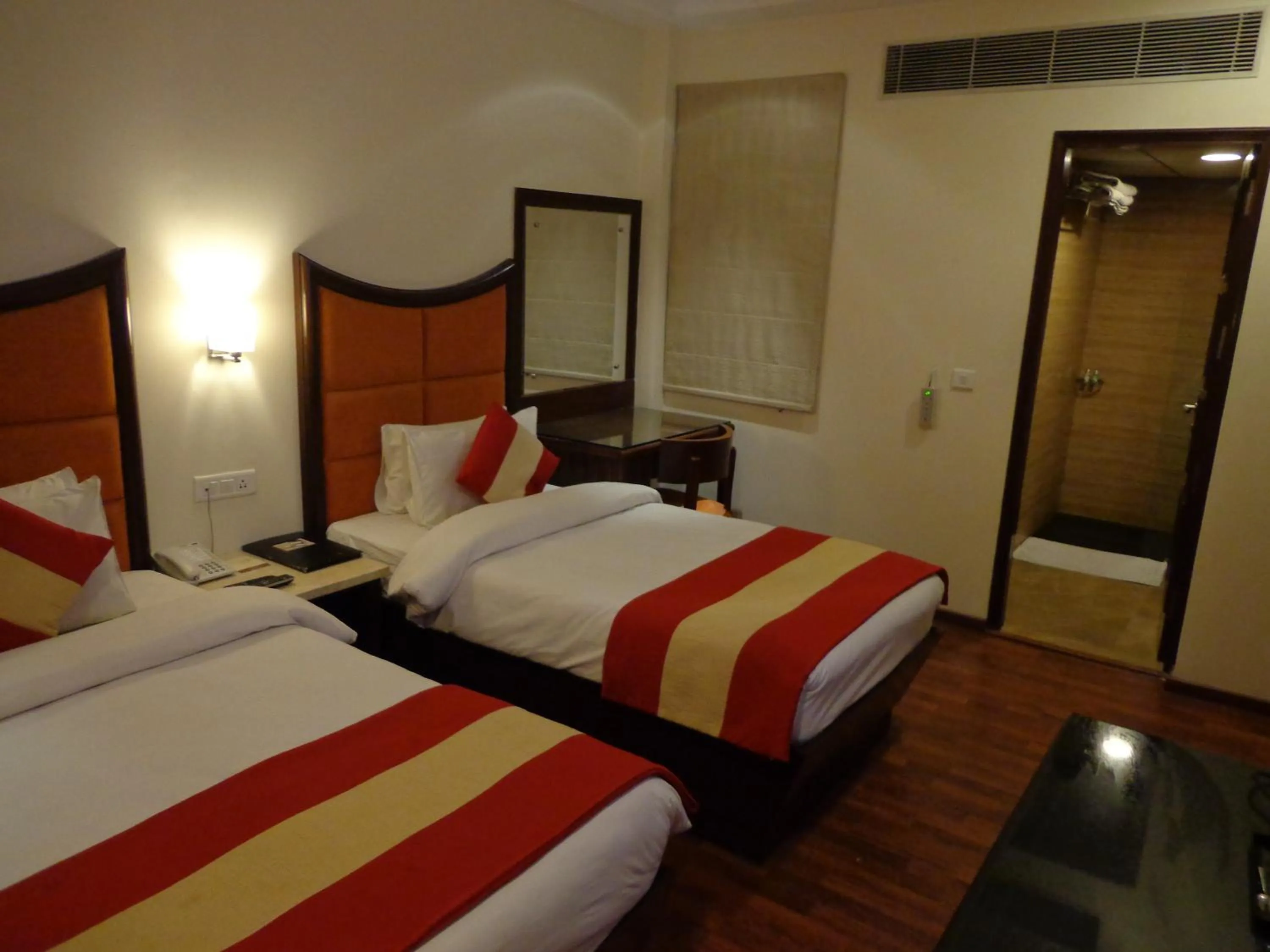 Bed in Hotel Aura Near Connaught Place