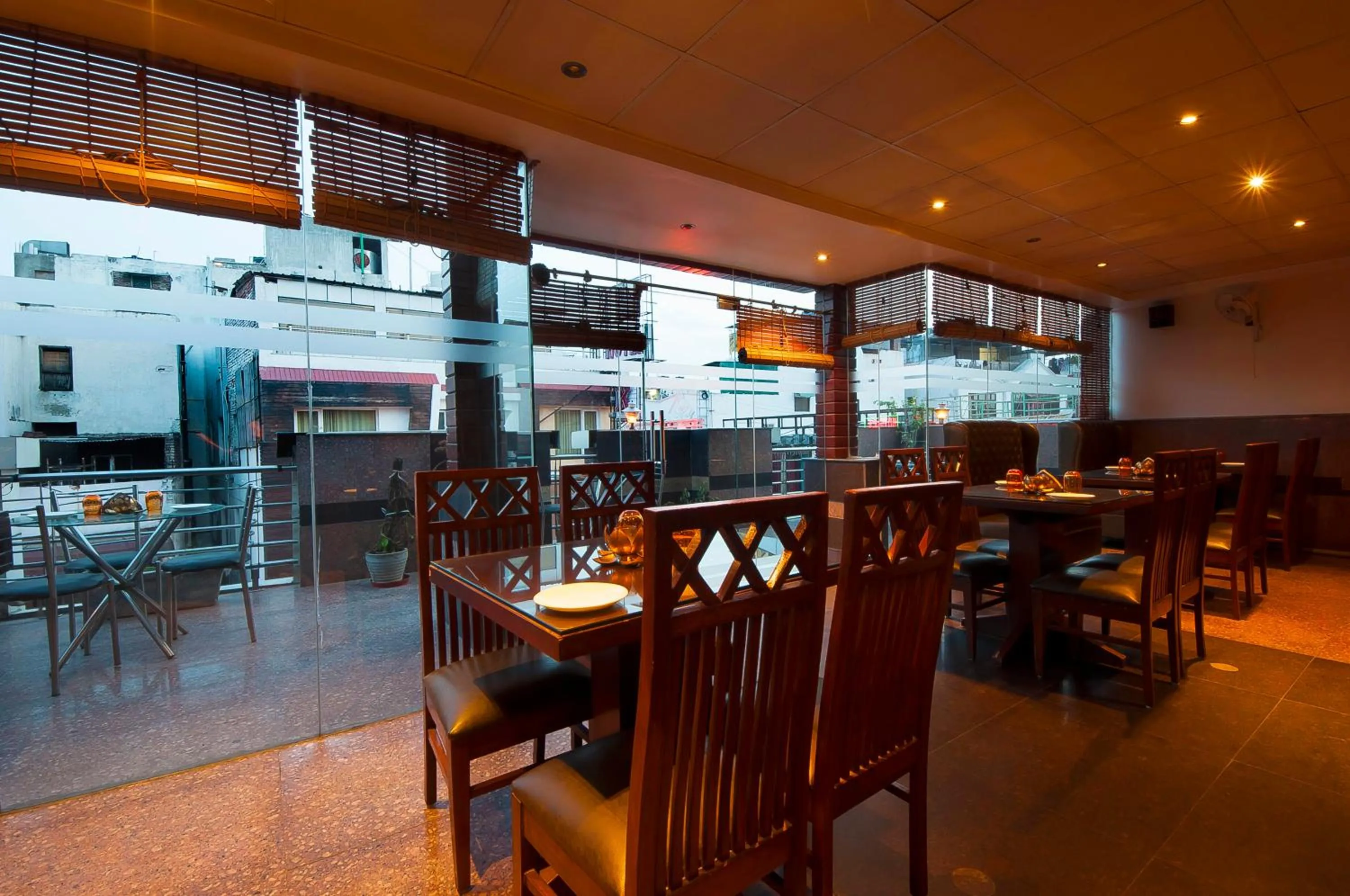 Restaurant/places to eat in Hotel Aura Near Connaught Place
