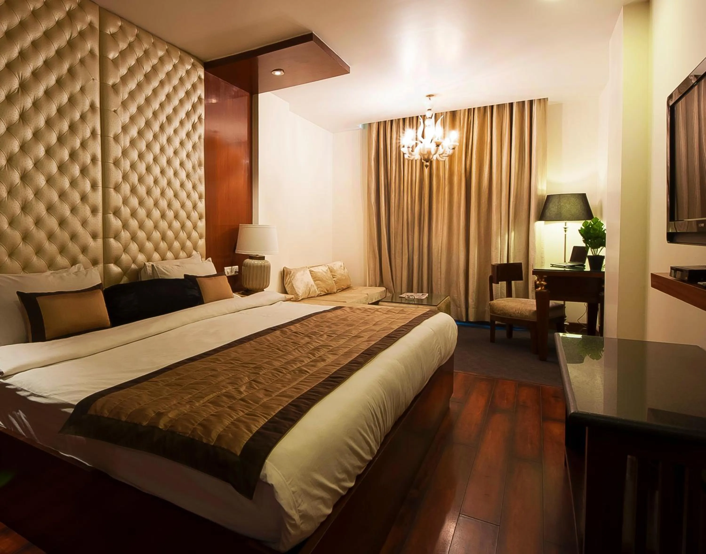 Bed in Hotel Aura Near Connaught Place