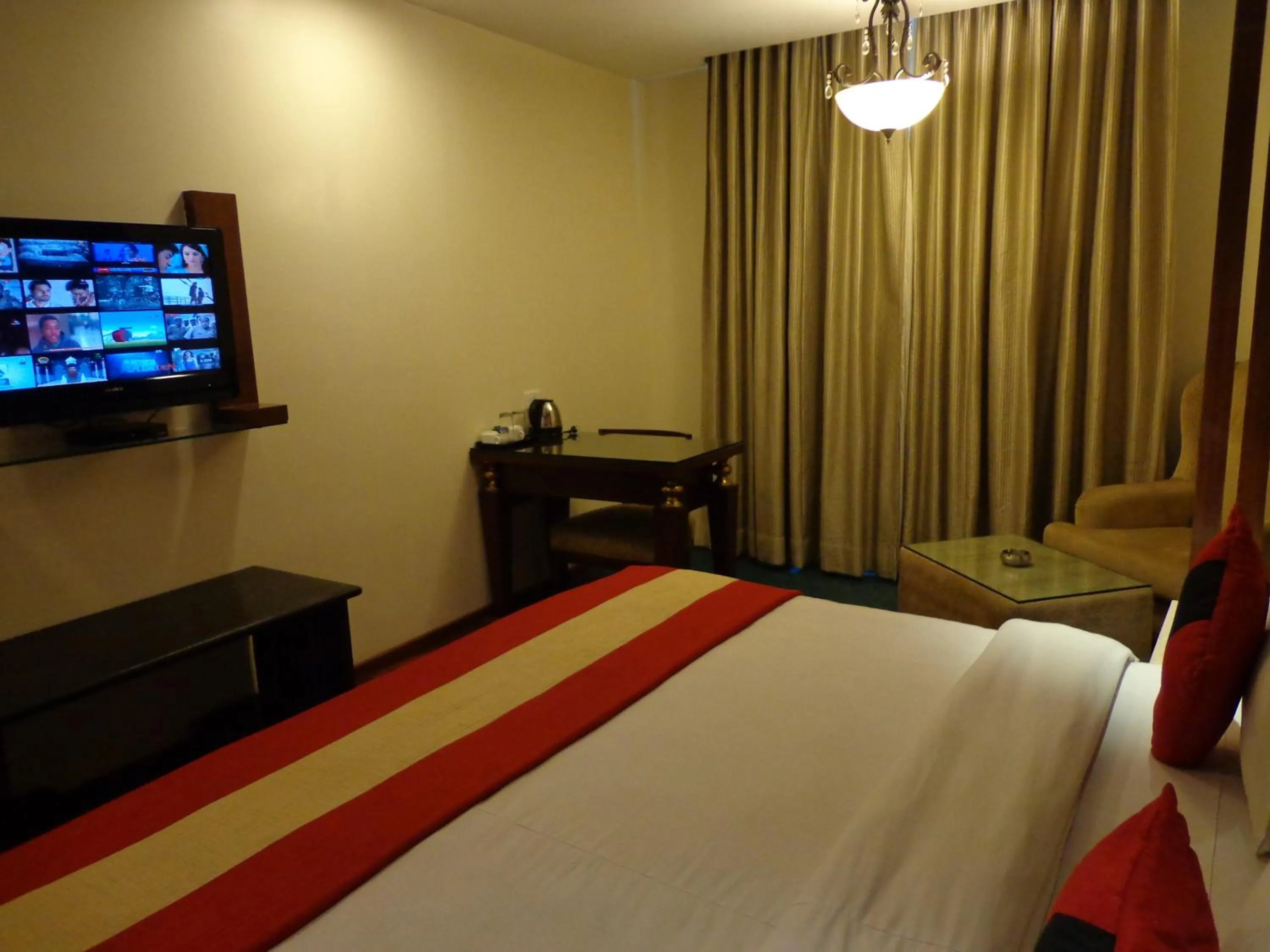 Bed in Hotel Aura Near Connaught Place