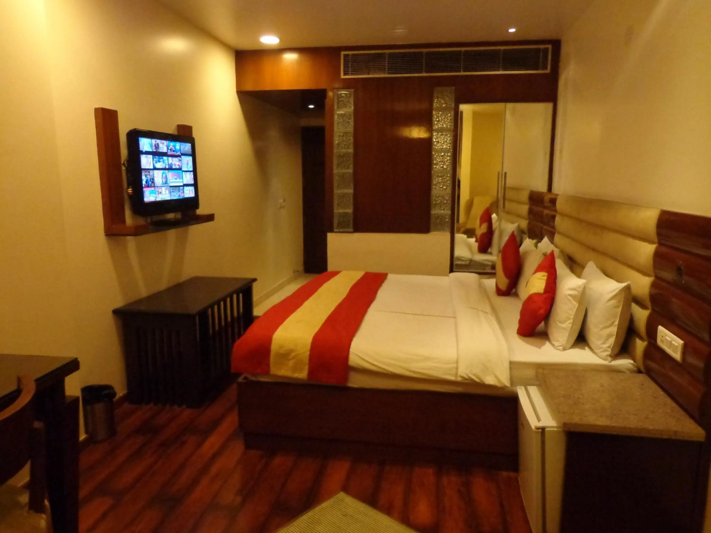 Photo of the whole room, Bed in Hotel Aura Near Connaught Place