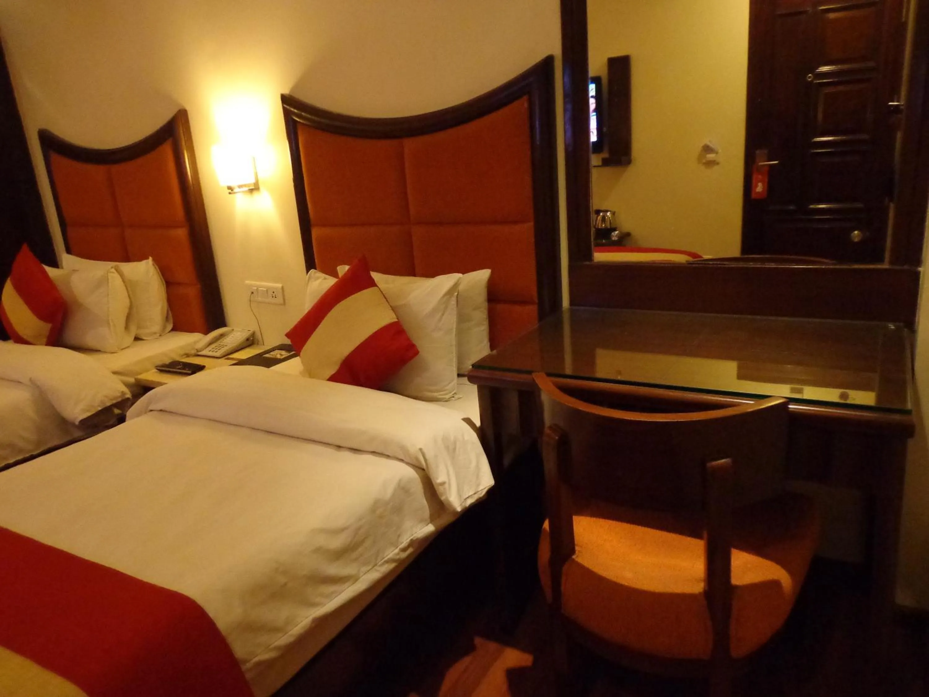 Bed in Hotel Aura Near Connaught Place