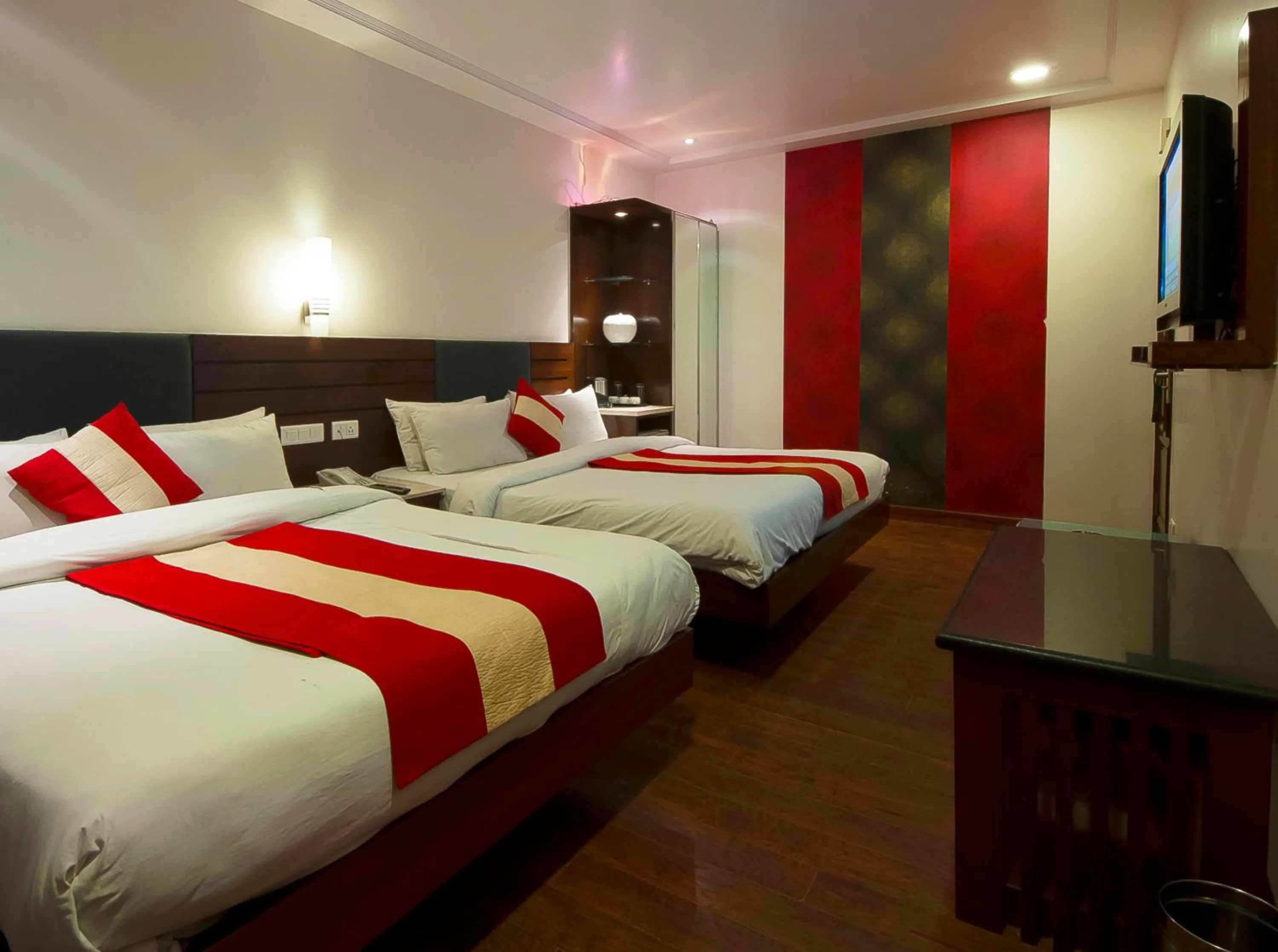 Bed in Hotel Aura Near Connaught Place