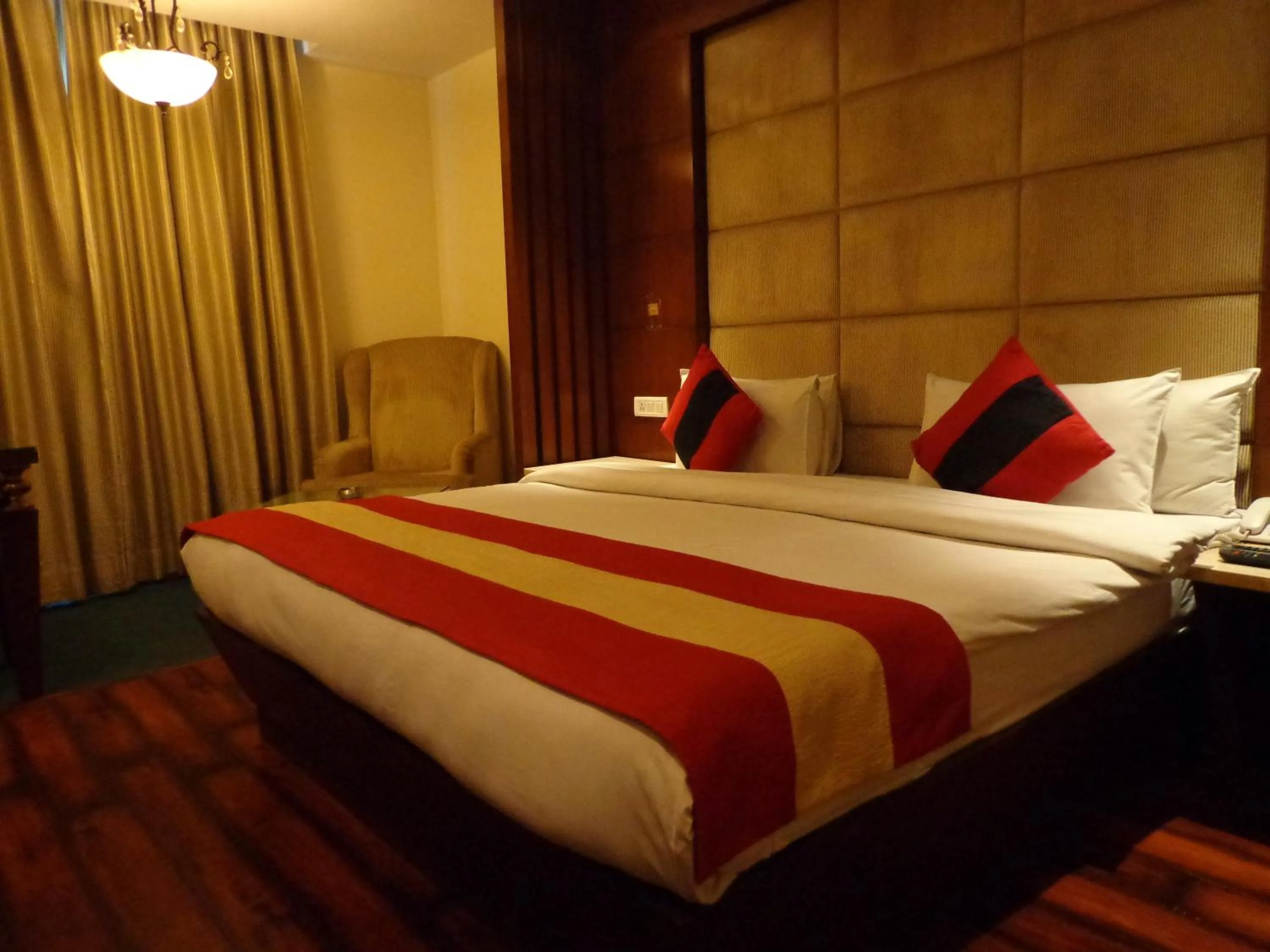 Bed in Hotel Aura Near Connaught Place