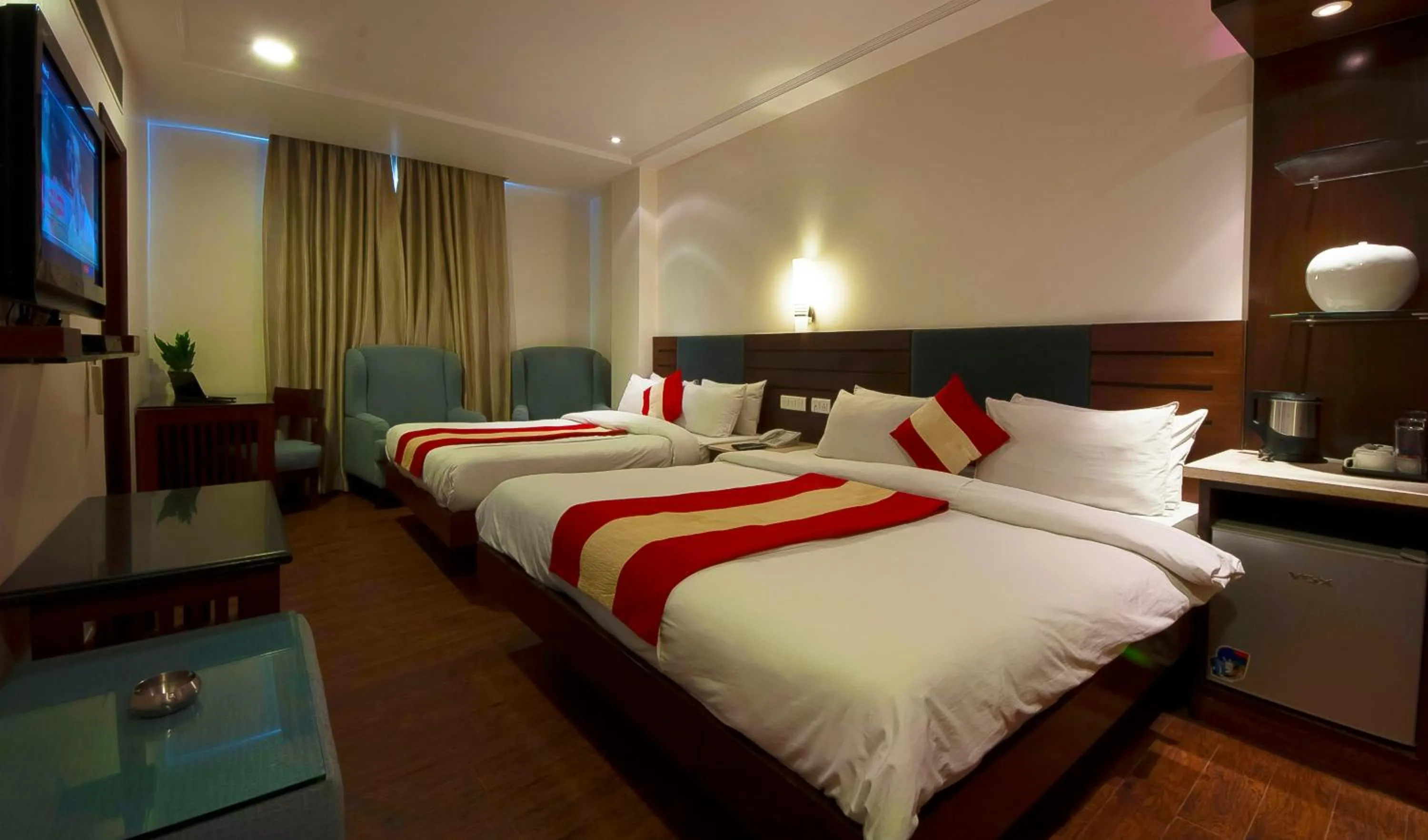 Bed in Hotel Aura Near Connaught Place
