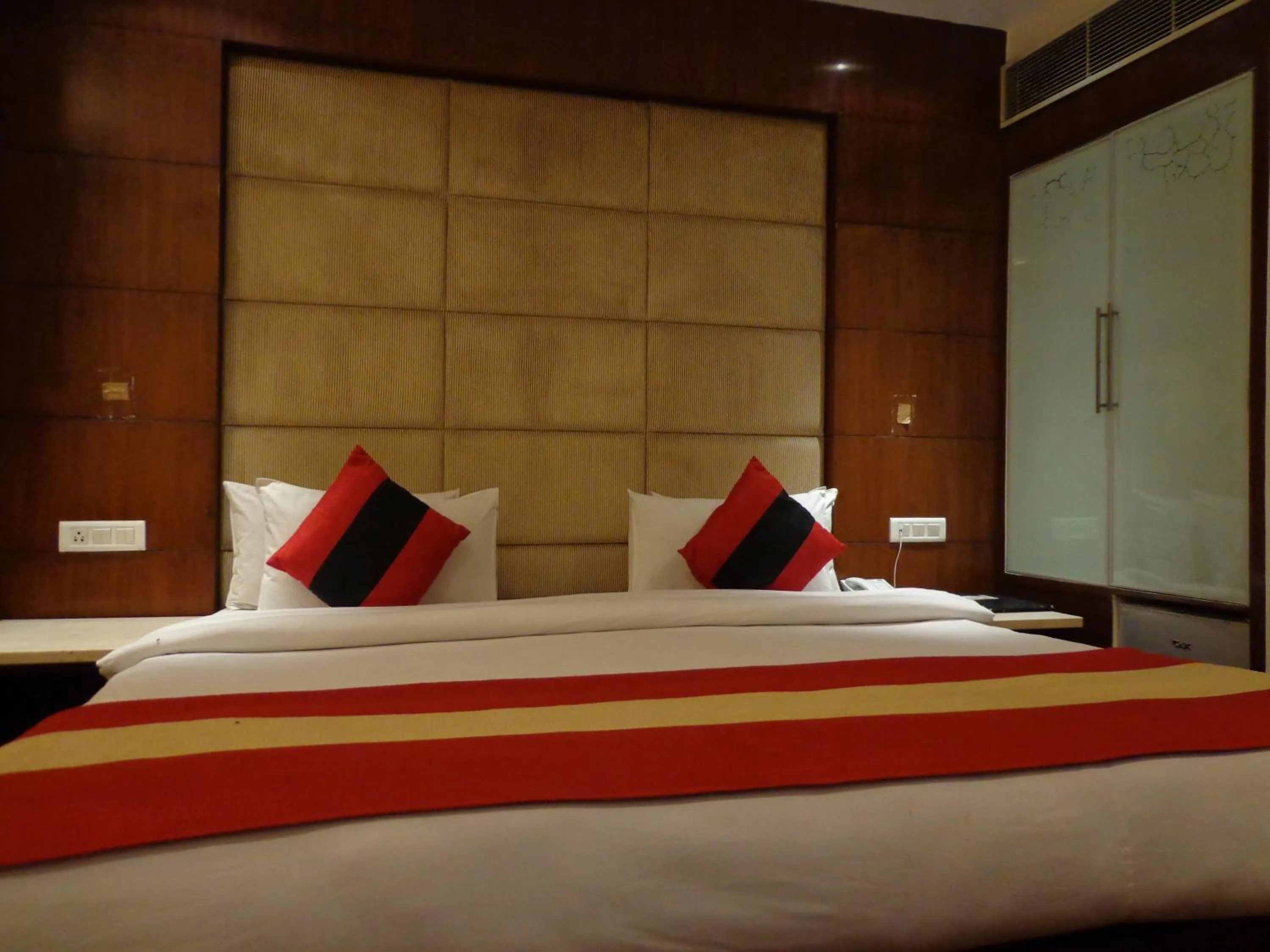 Bed in Hotel Aura Near Connaught Place