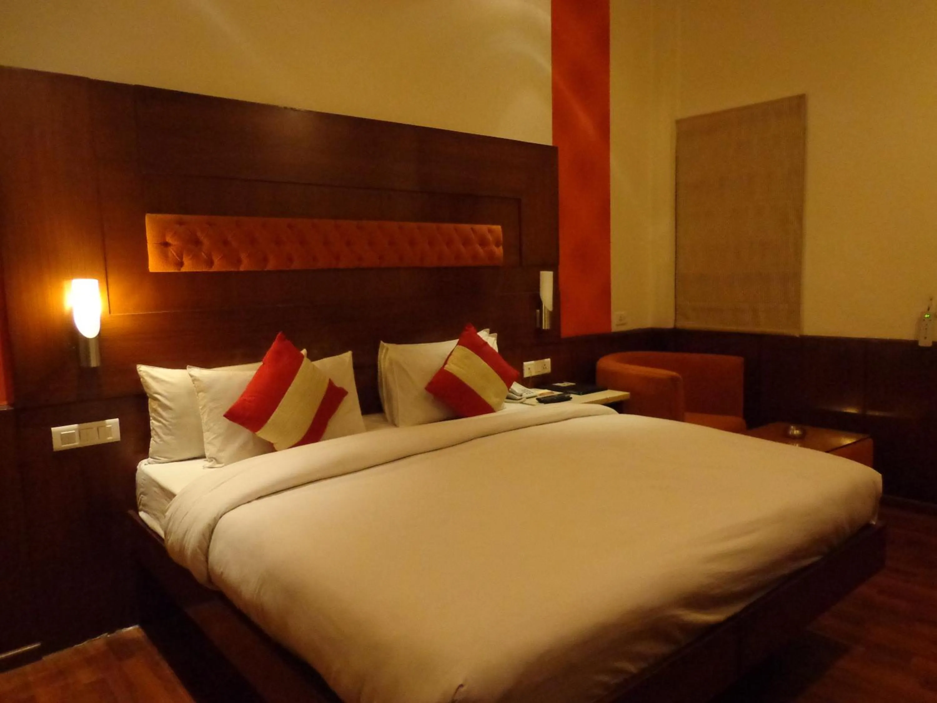 Bed in Hotel Aura Near Connaught Place