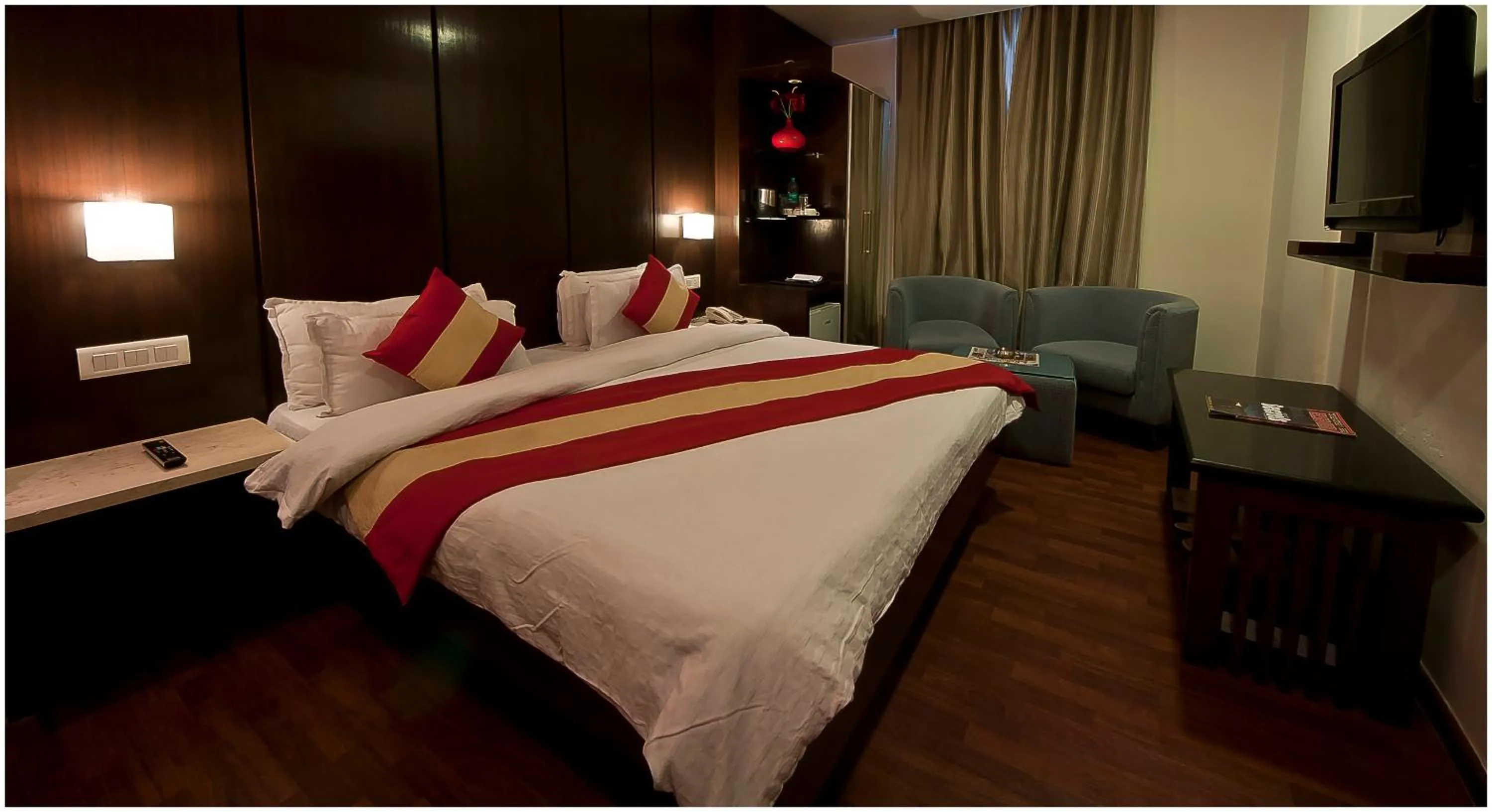 Bed in Hotel Aura Near Connaught Place